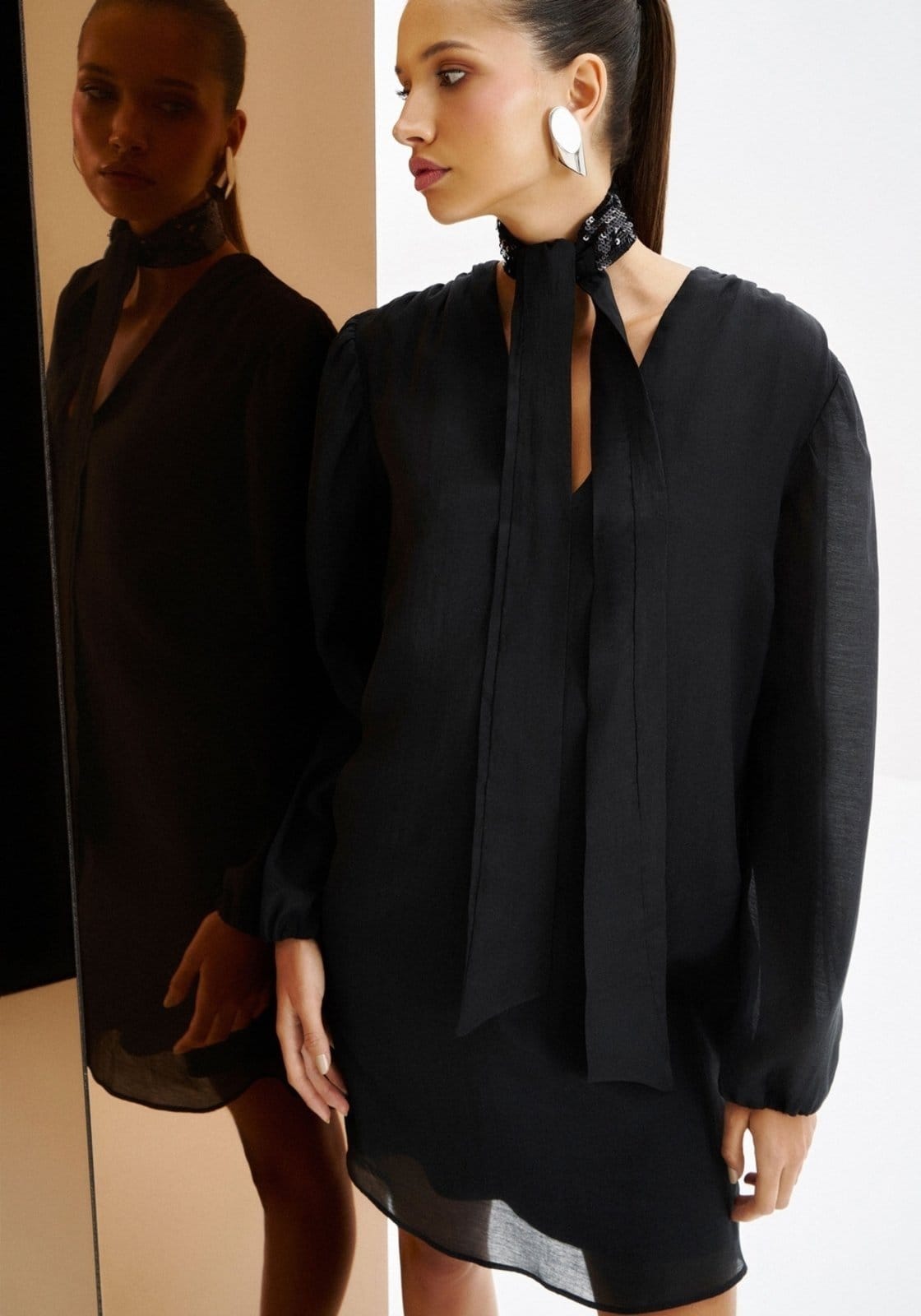 Vestido Curto Manga Longa com Cinto Paetês