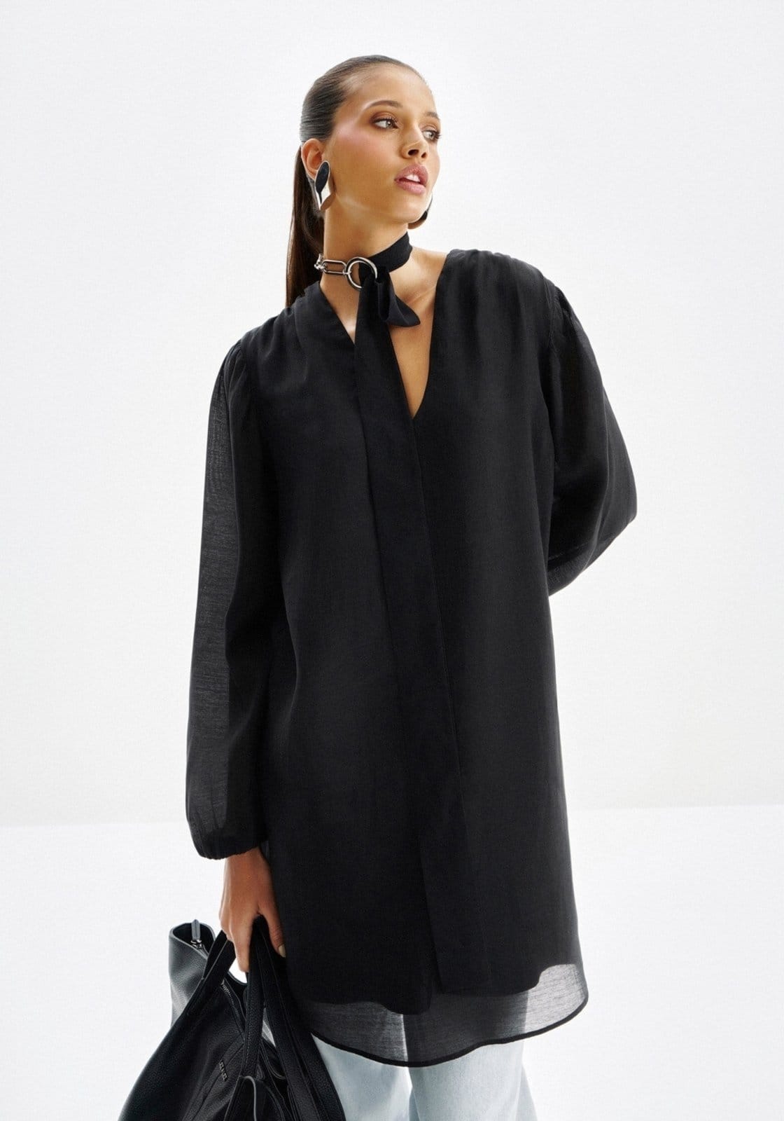 Vista 2 Vestido Curto Manga Longa com Cinto Paetês Lez a Lez preto