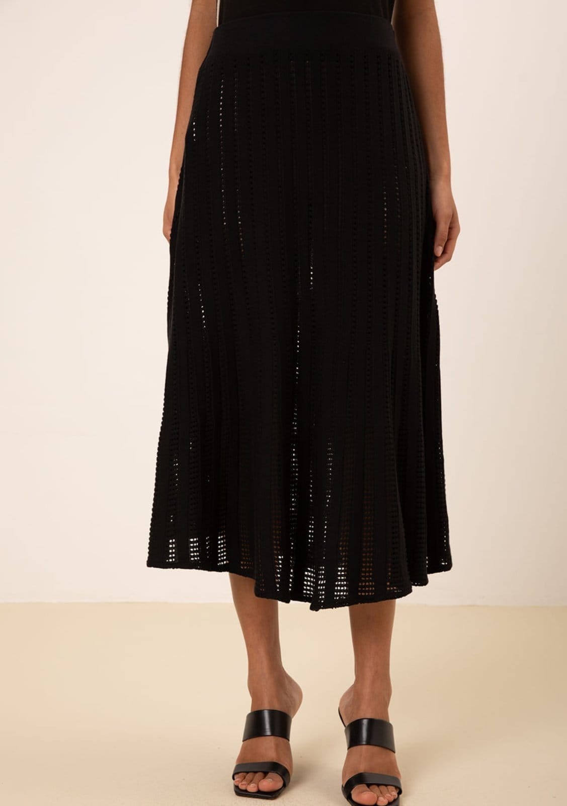 Vista 2 Saia Maria Valentina Evasê Baixa Midi Maria Valentina preto