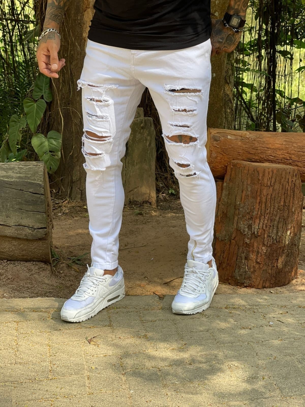 Vista 2 Calça Skinny Masculina Branca Rasgada com Ziper Na Barra Sarja Alleppo Jeans branco