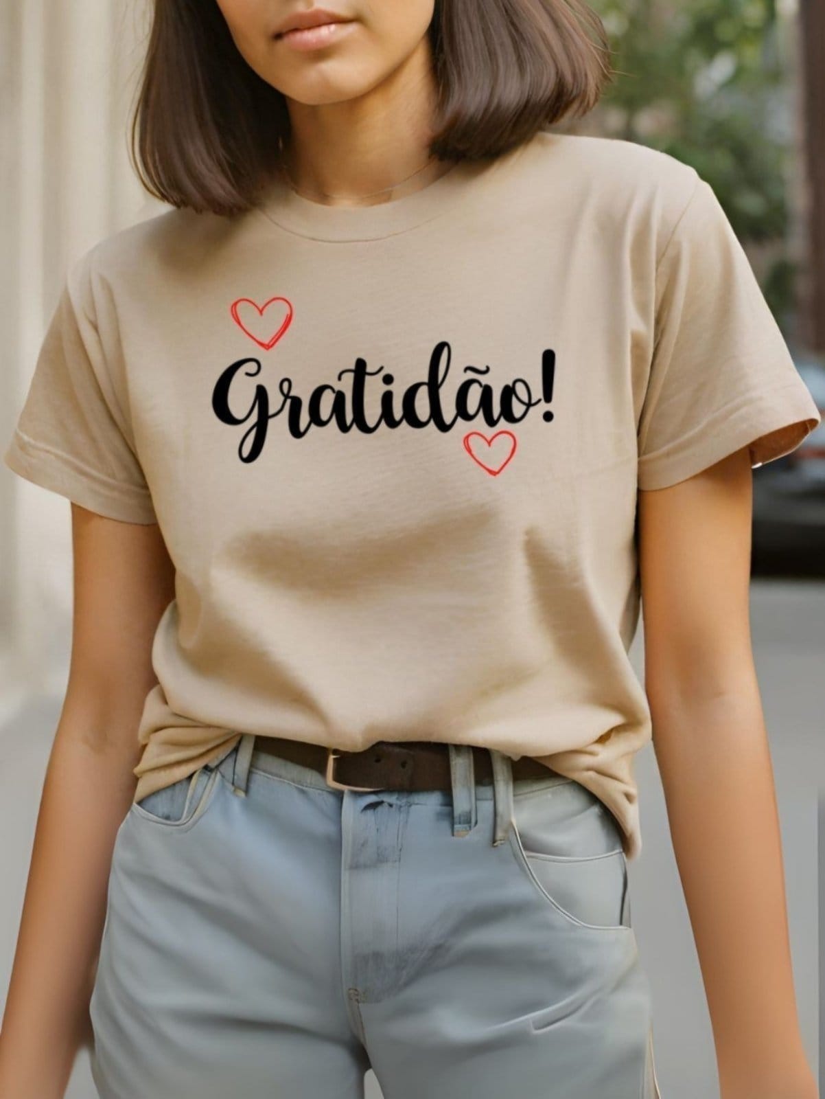 Vista 2 Camiseta Plus Size Feminina Estampada GuGi Gratidão Blusinha Camisa Moda Caqui Gugi cáqui caqui