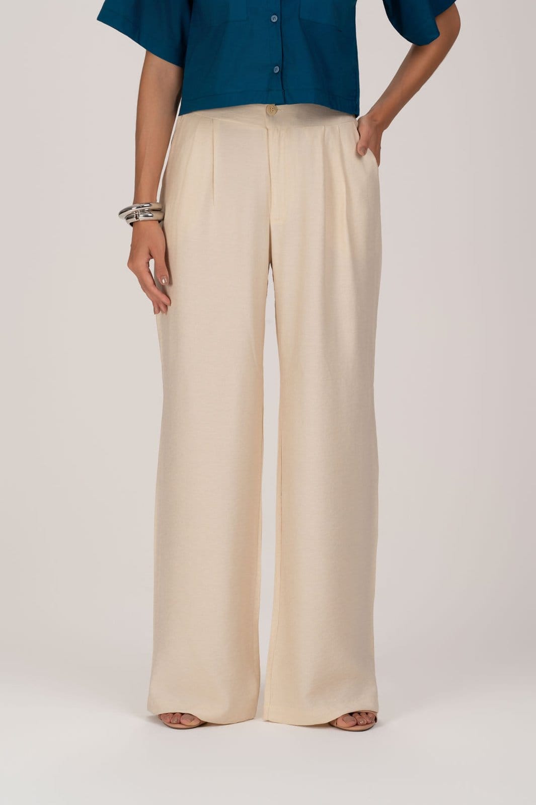 Vista 2 Calça Feminina Wide Leg Pantalona Acinturada Trabalho TEODORO CAMISARIA bege