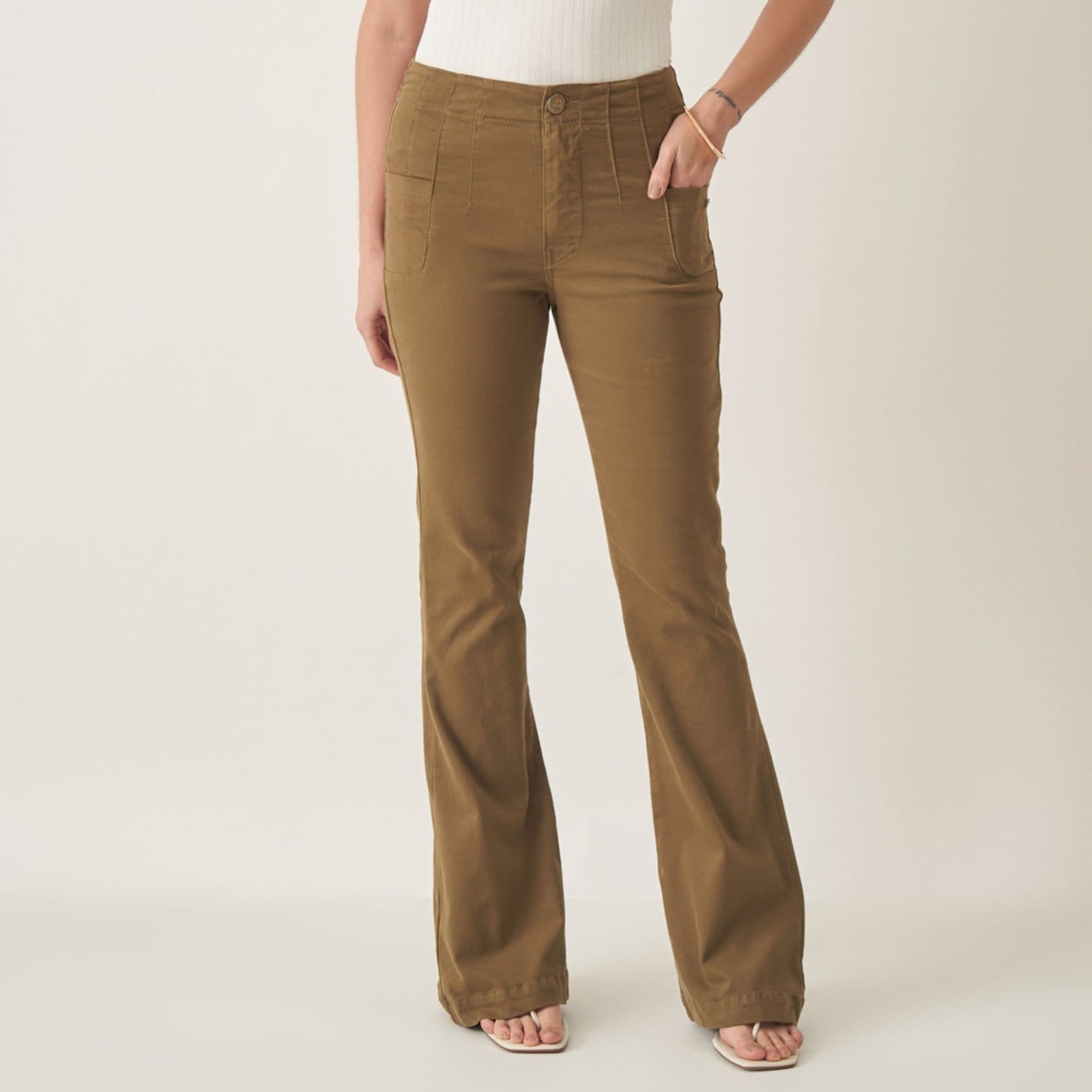 Vista principal Calça Jeans Color Confort Flare Cintura Alta com Pences e Bolsinho Frontal Bloom bege