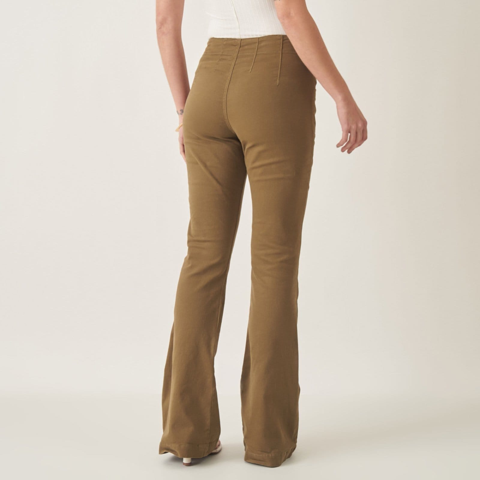 Vista 2 Calça Jeans Color Confort Flare Cintura Alta com Pences e Bolsinho Frontal Bloom bege