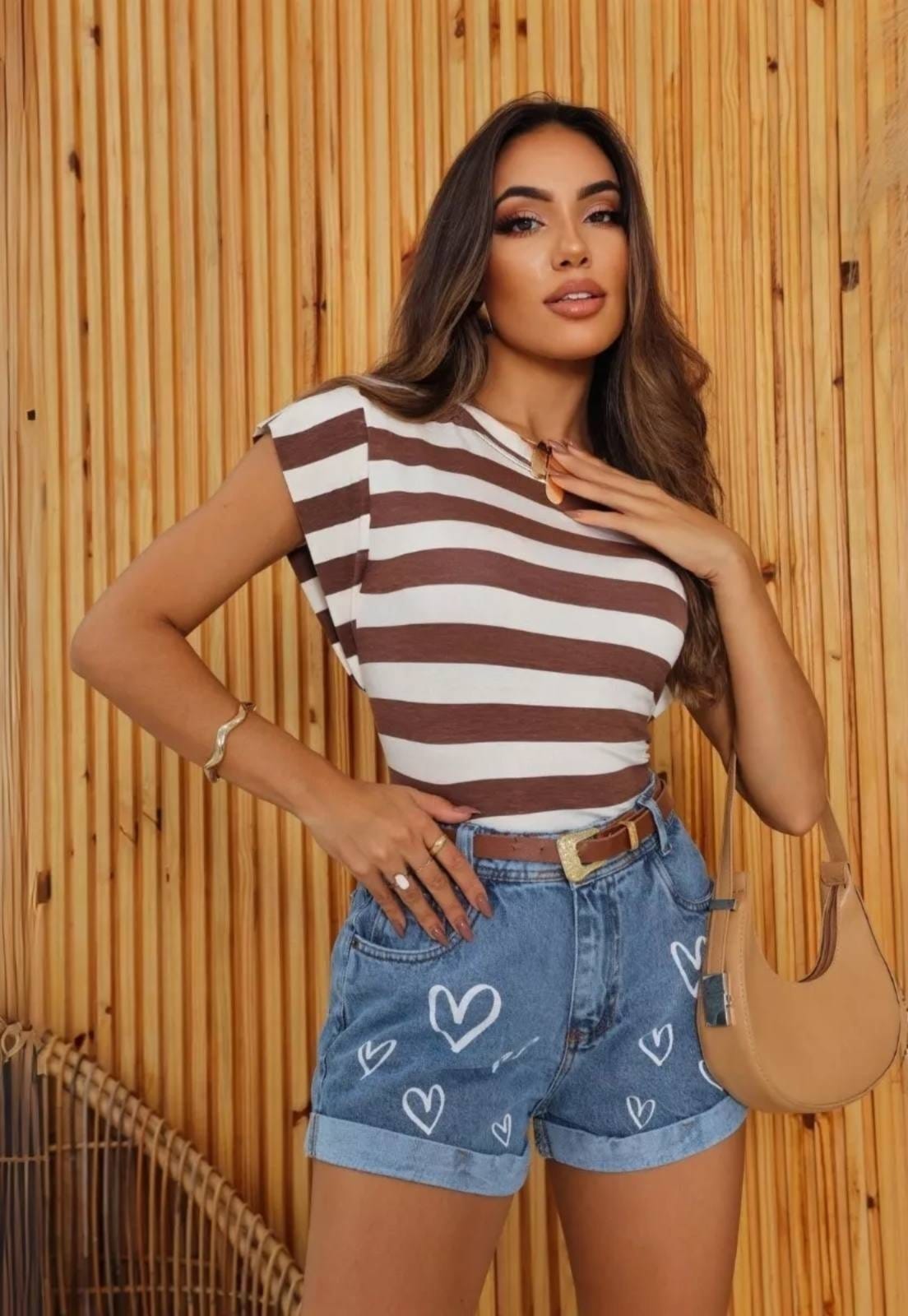 Vista 2 Short Jeans Feminino Love Estampa Coração Barra Dobrada Conforto e Estilo CCW CENTRAL CAPITAL WEAR azul