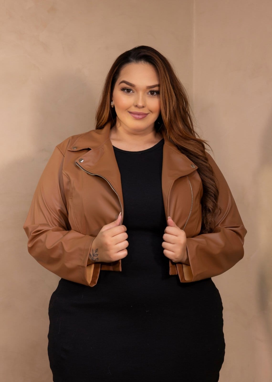 Vista principal Jaqueta P.U. Cropped Plus Size Com Zíper Cia do Vestido Mocha Mousse Cia do Vestido marrom