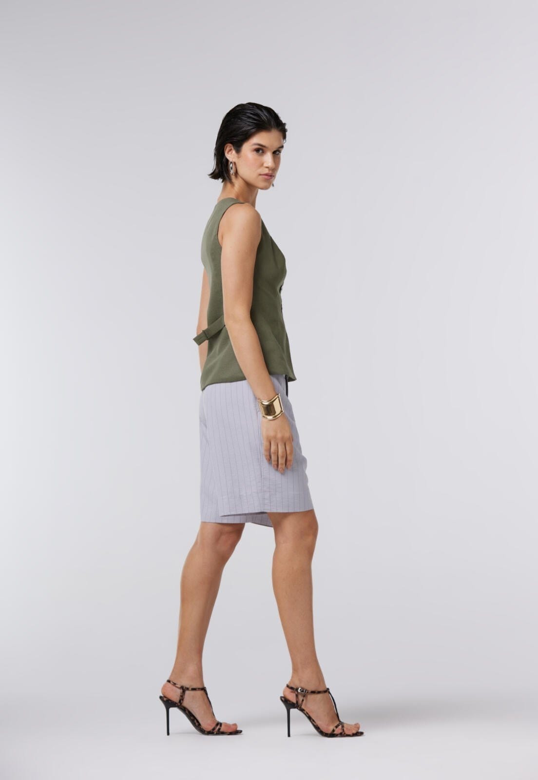 Vista 2 Bermuda Alfaiataria Traymon Risca De Giz Claro Traymon cinza