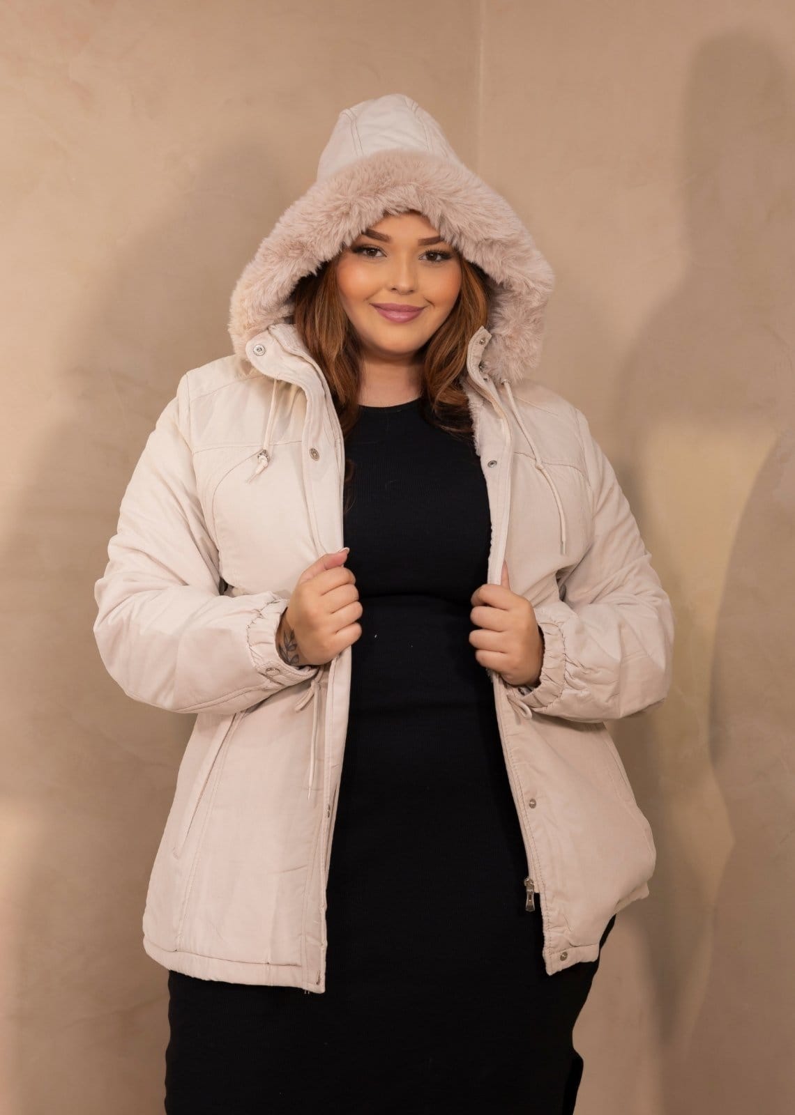 Vista 2 Parka Inverno PLus Size Sarja Forrada Com Capuz Removível Cia do Vestido Off White Cia do Vestido verde militar white