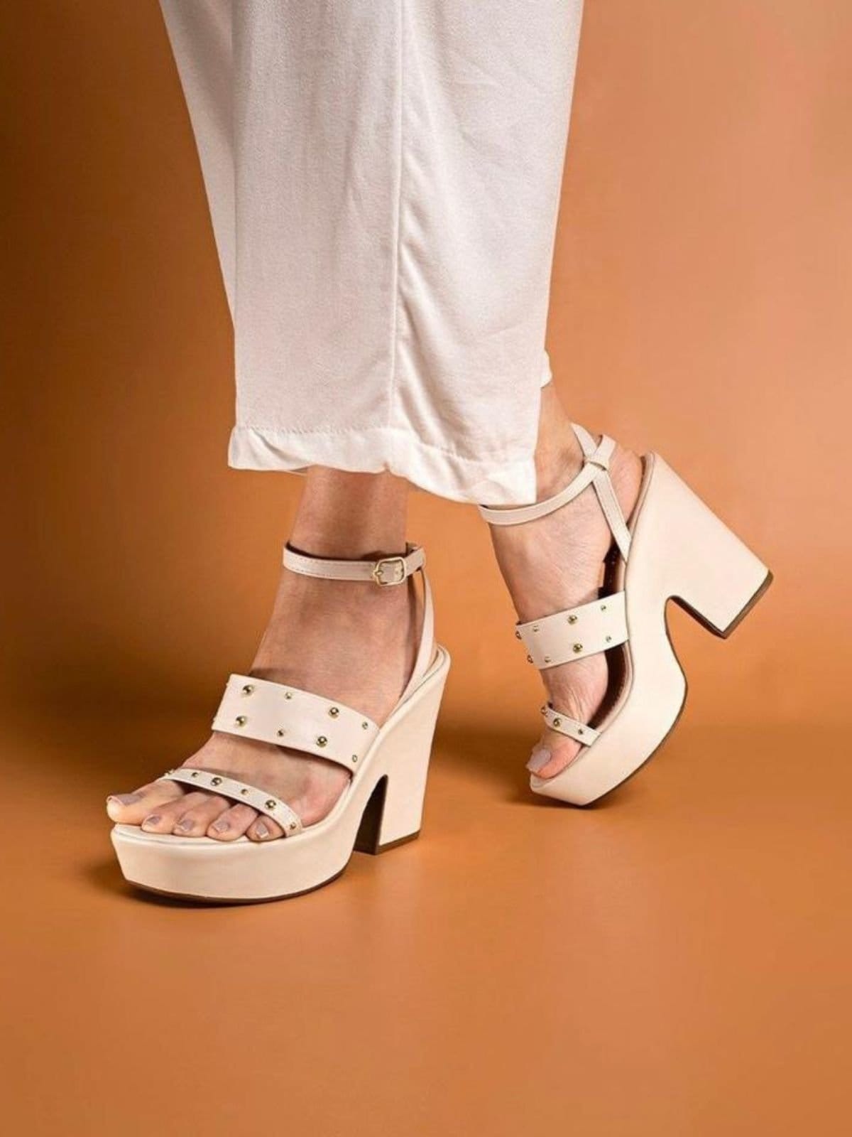 Vista 2 Sandália Plataforma Off White Tachas Dourada Santa Rosa off-white white