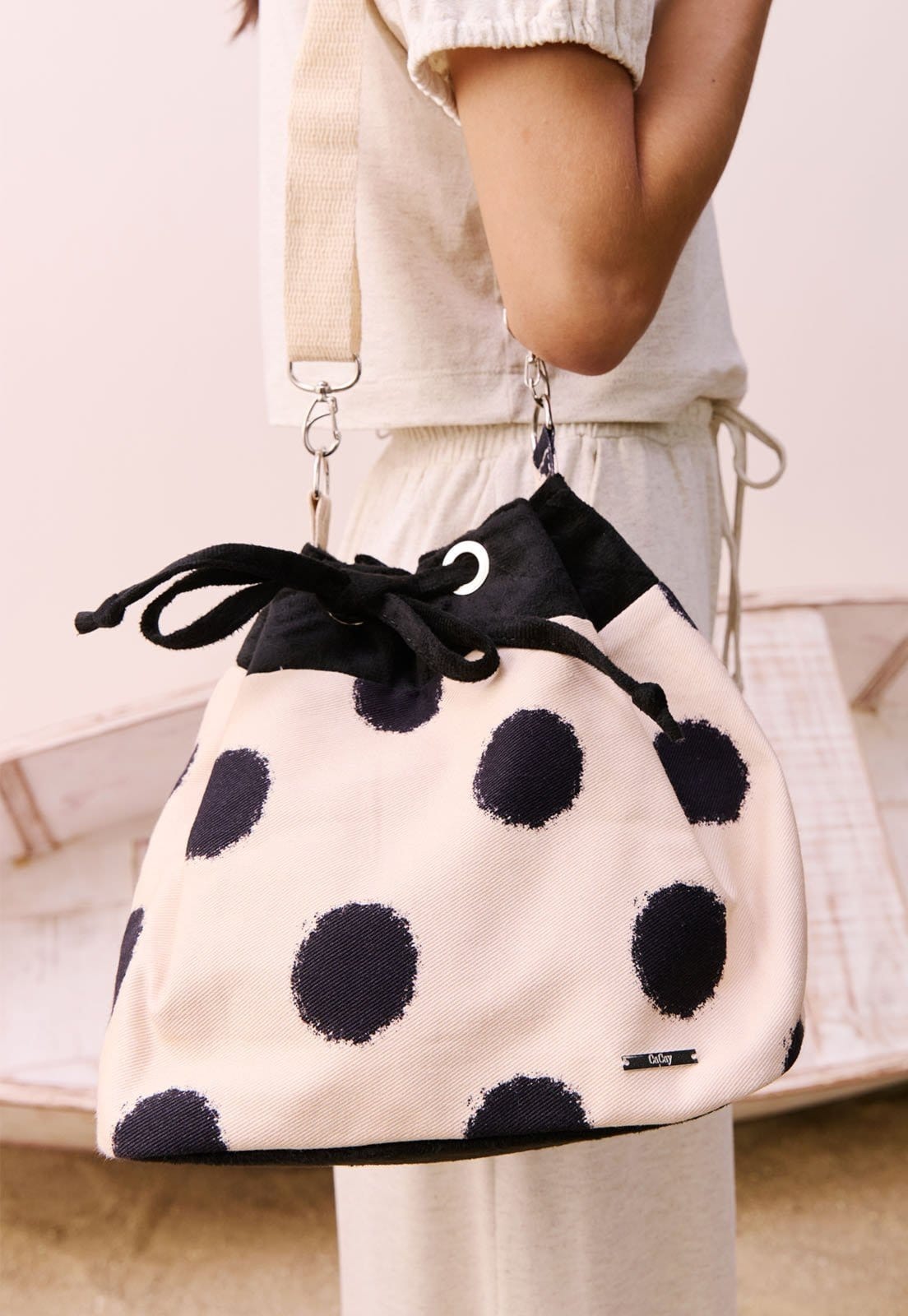 Vista principal Bolsa Saco Estampada Amora CaCay off-white