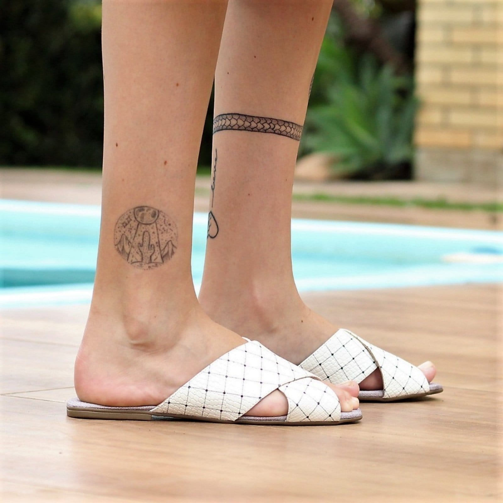 Vista 2 Chinelo Rasteirinha Tiras em Couro Quadriculado Spinelli branco