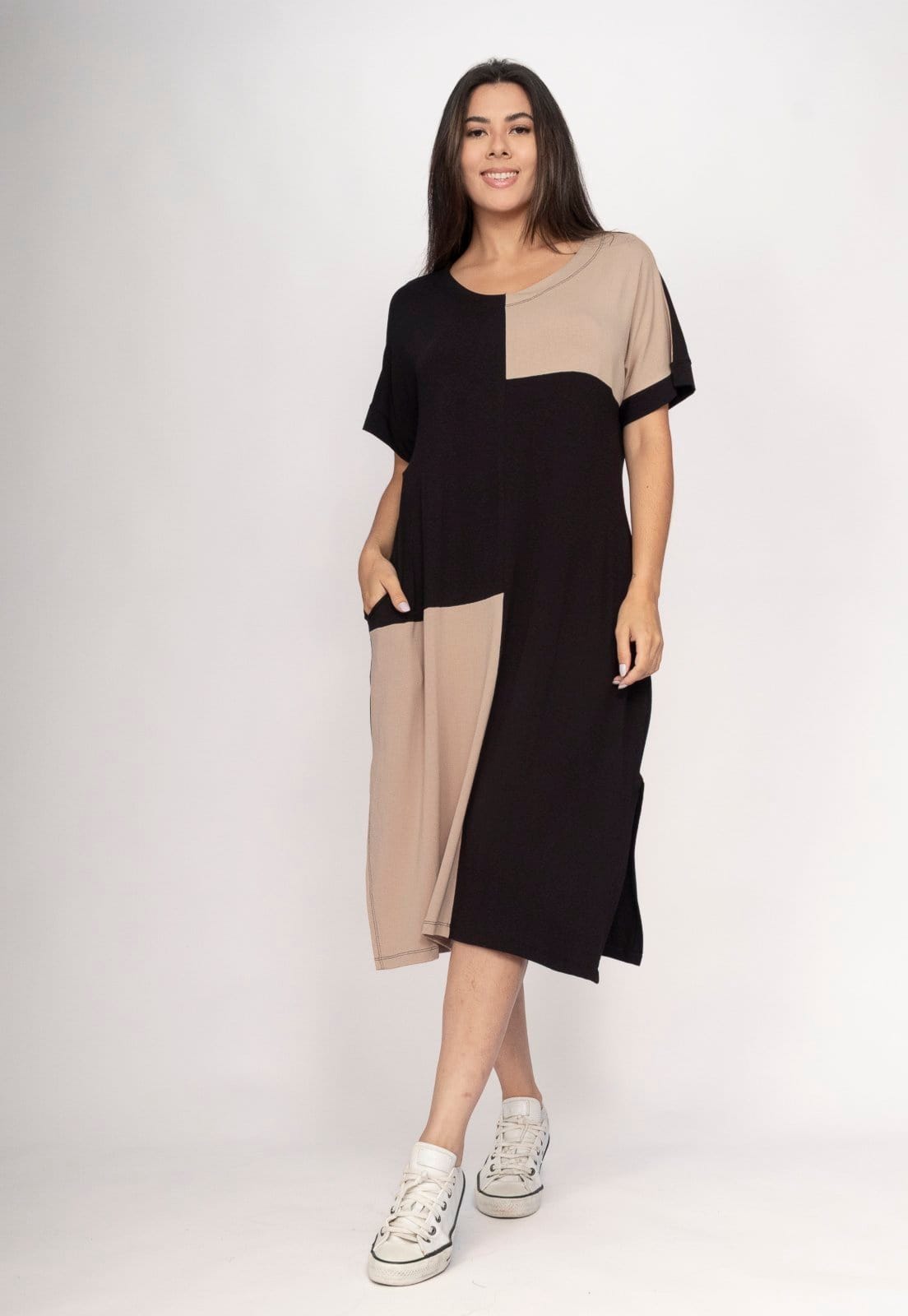 Vista 2 Vestido CabanaFee Terra Serena Midi Plus Areia Mineral e Cabanafree preto