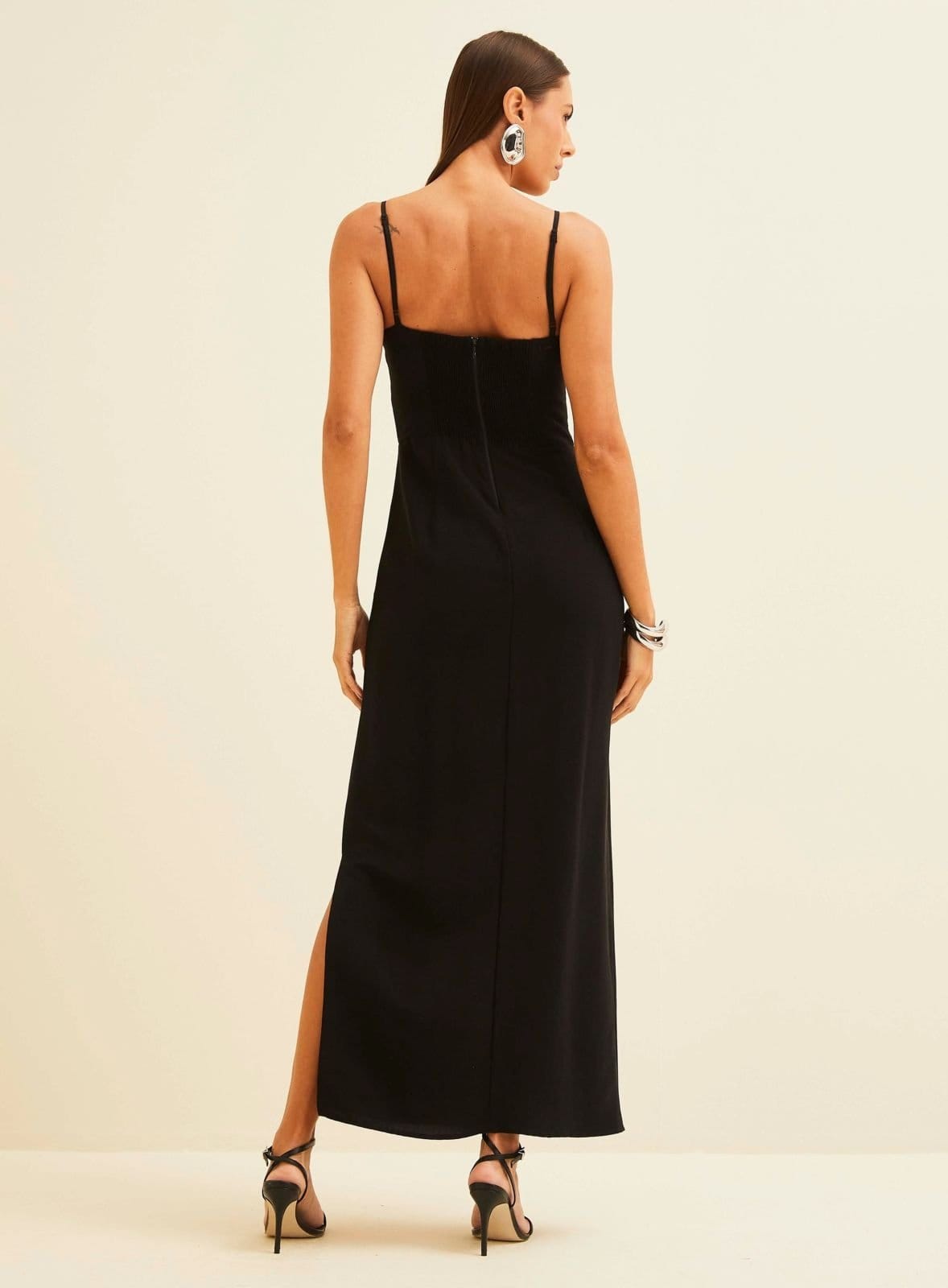 Vista 2 Vestido Midi Em Linho Decote Coração Forum Forum preto