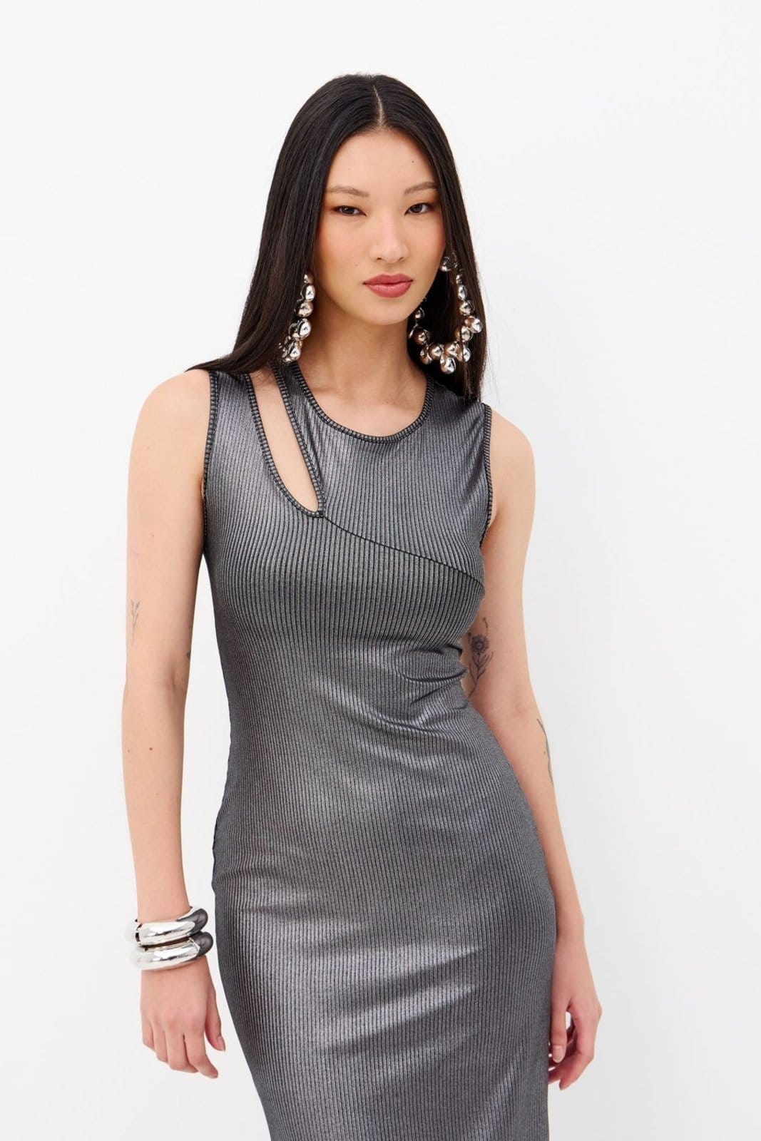 Vista 2 Vestido Canelado Efeito Metal Feminino Inblanche grafite