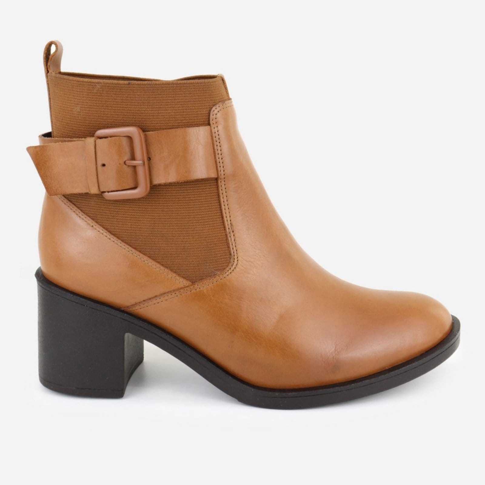 Vista 2 Bota em Couro Chelsea Cano Curto Fivelas Lisa Maria Paula Conforto Camel MARIA PAULA caramelo