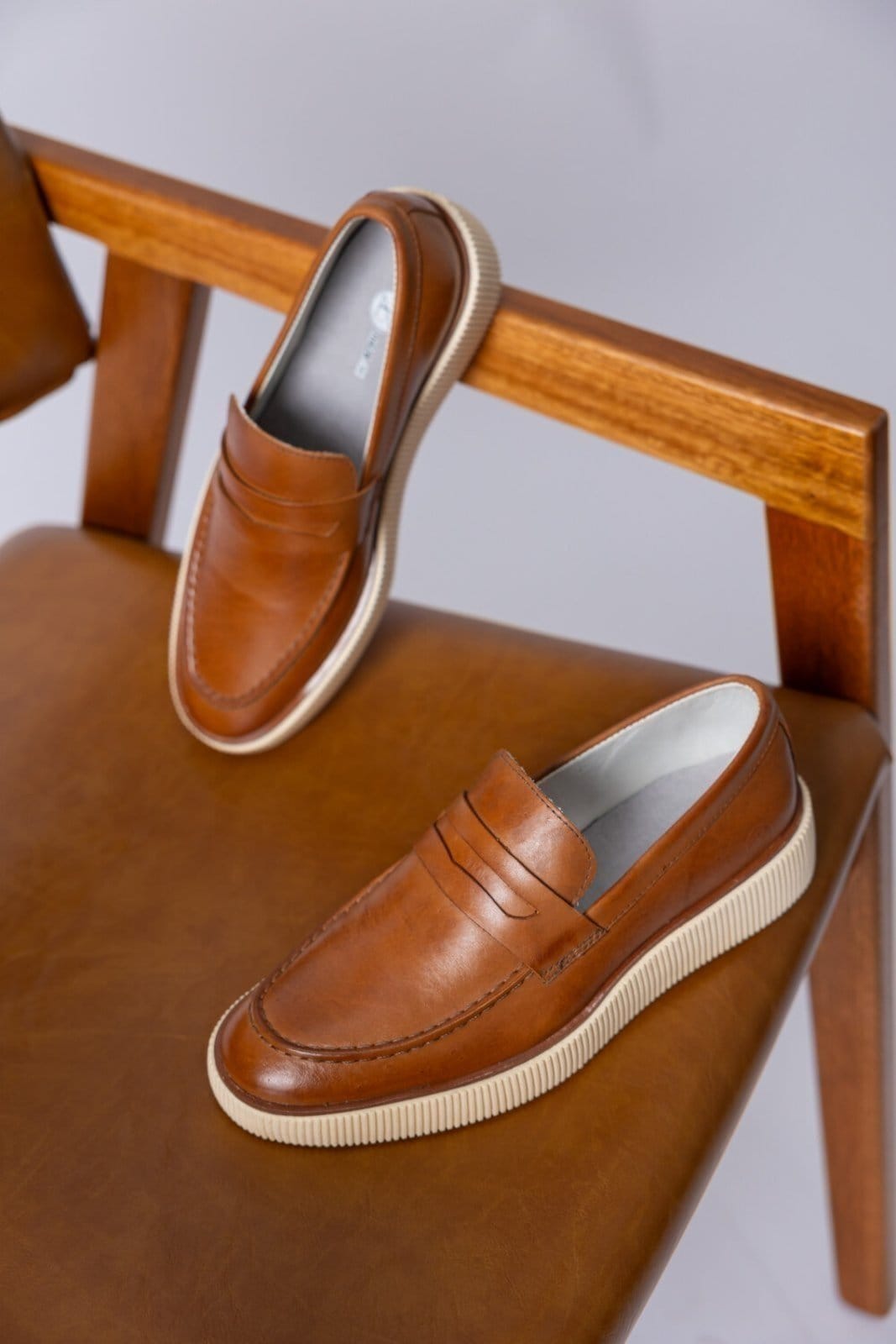 Vista 2 Sapato Social em Couro Latego Vittorio Sofisticação e Conforto para o Seu Dia THEZB castanho