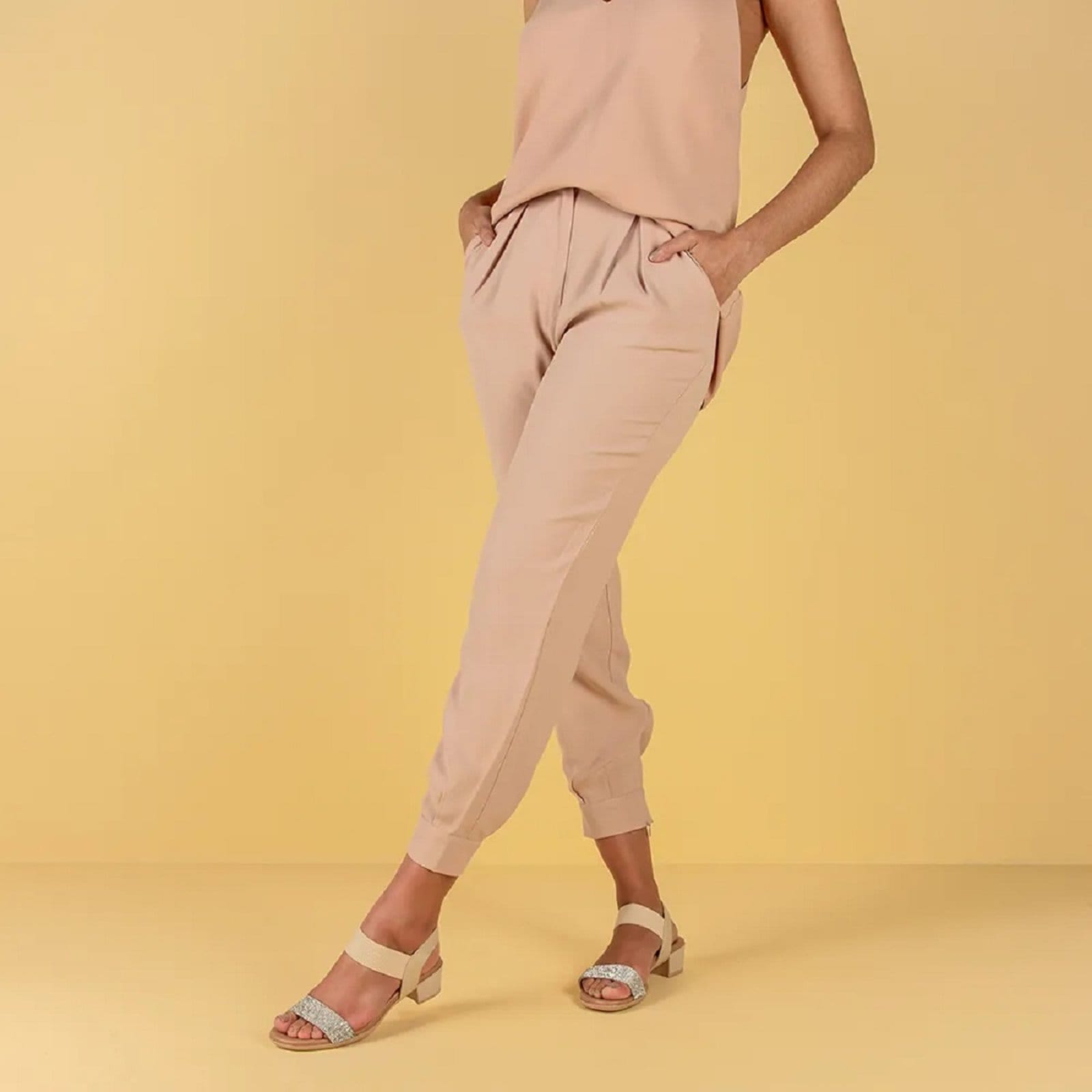 Vista 2 Sandália Usaflex Salto Bloco em Couro com Detalhe Strass Usaflex dourado