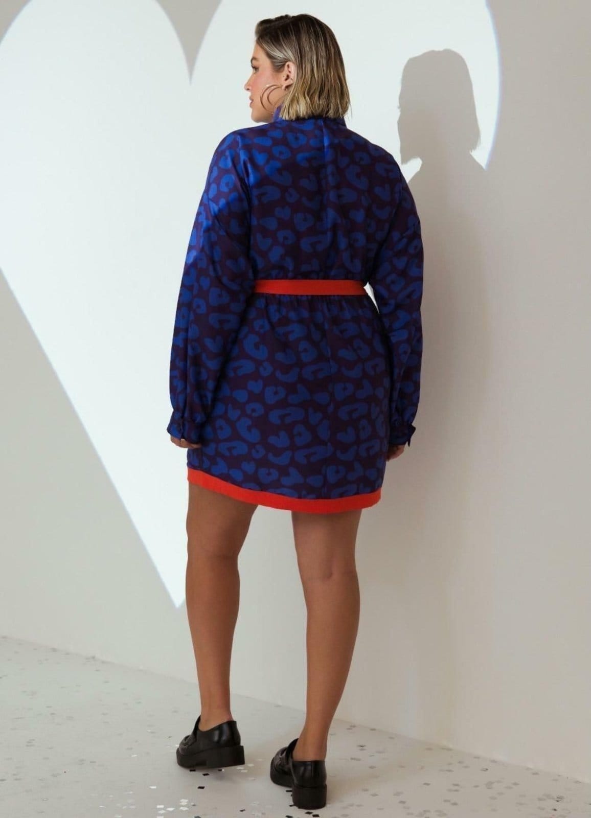 Vista 2 Vestido Curto Crepe Plano Onça Marinho Quintess azul