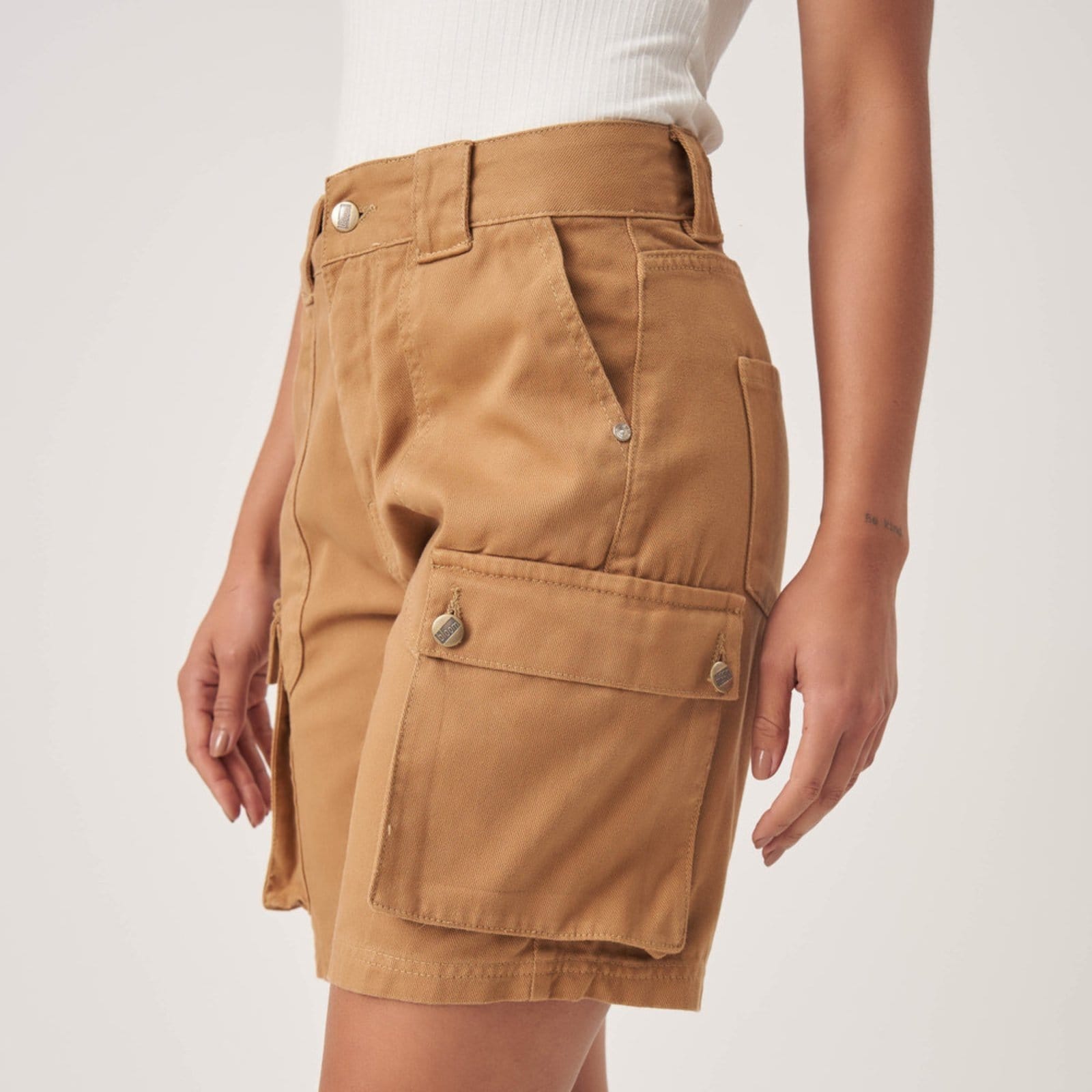 Vista 2 Bermuda Jeans Color Bolso Fole Cargo Caqui Chic Bloom bege/cáqui caqui