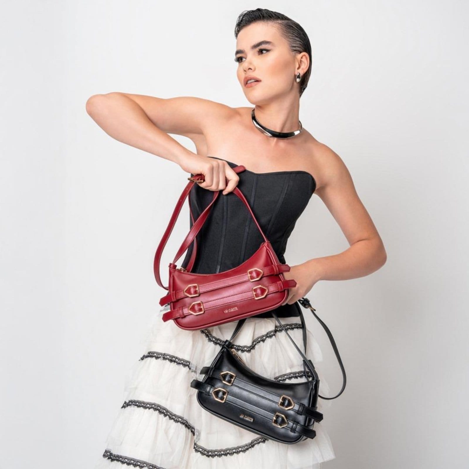 Vista 2 Bolsa Feminina Via Marte Crossbody com Fivelas B1-203 Preto/Preto VIA MARTE incolor