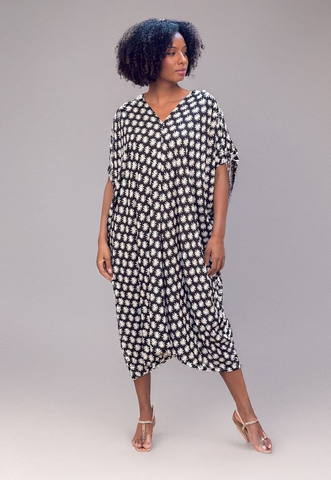 Vista 2 Vestido Kaftan Detalhes nas Costas Encanto das Margaridas Amazonia Vital branco/preto