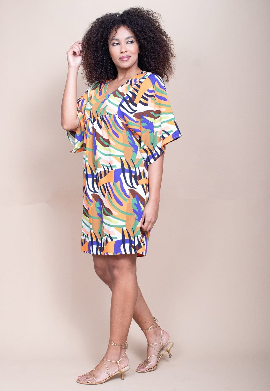 Vista principal Vestido Curto Cabana Free Pequi Viscose Estampa Cores Vibrantes Cabanafree estampado/laranja/preto/verde