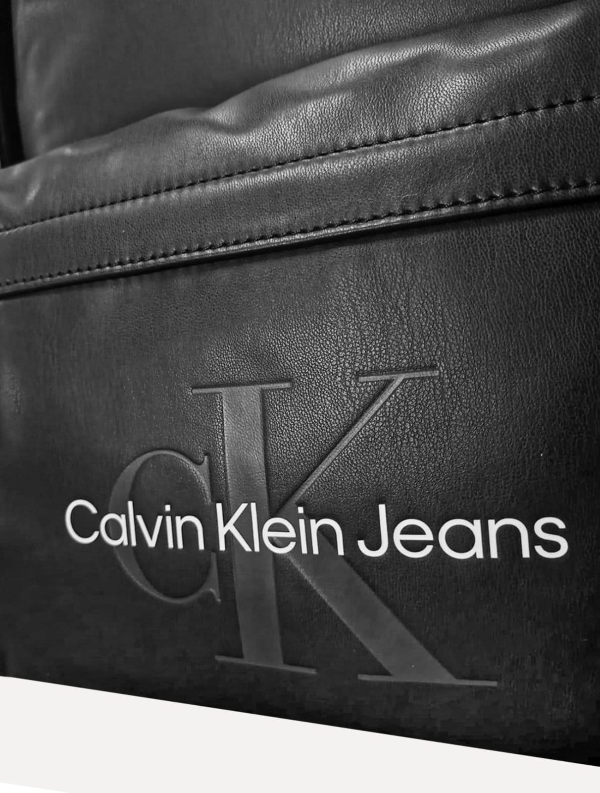 Vista 2 Mochila Calvin Klein Masculina Front Re Issue Logo Preta Calvin Klein preto