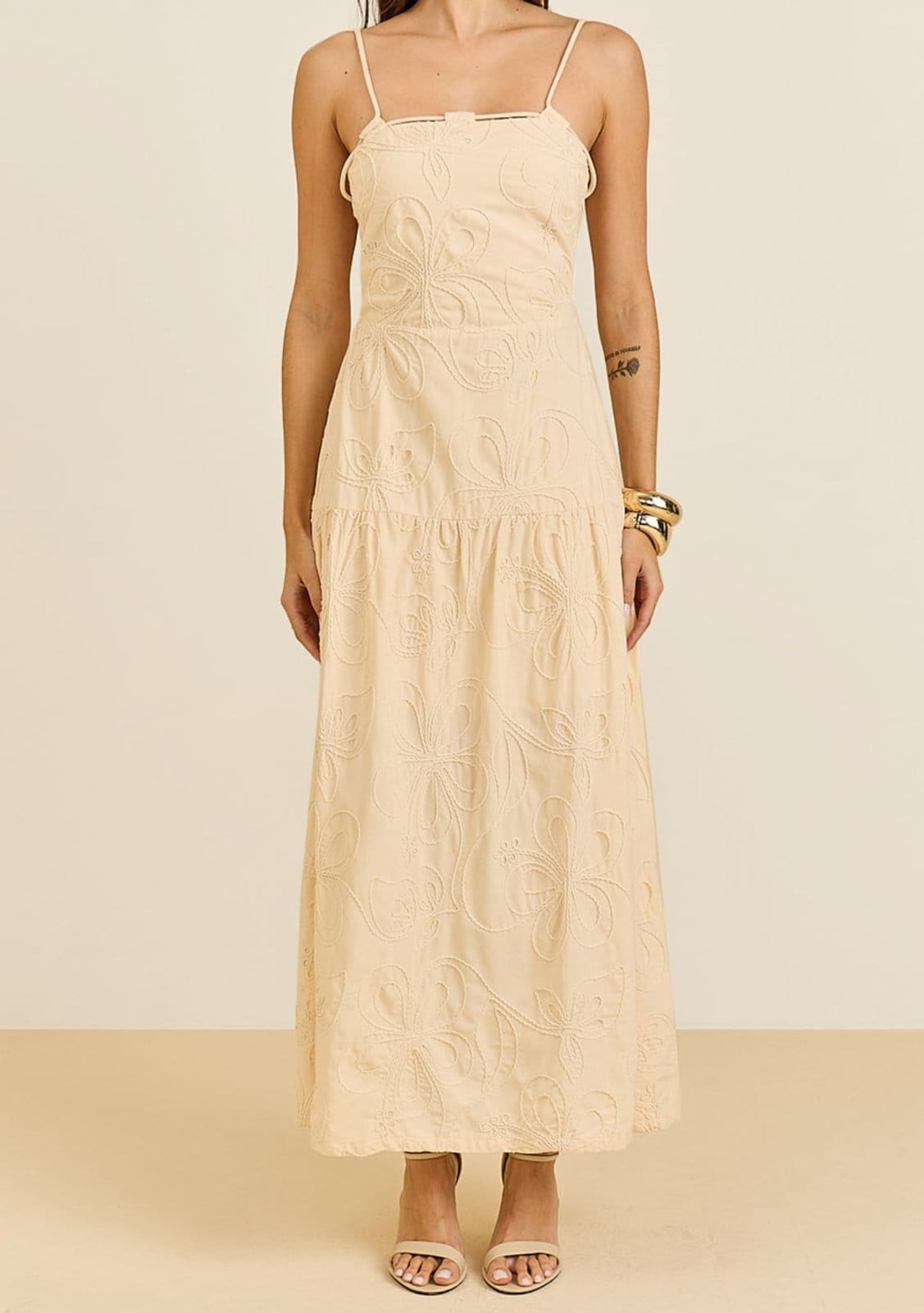 Vista 2 Vestido Maria Valentina Ajustado Decote Reto Sem Manga Midi Maria Valentina bege