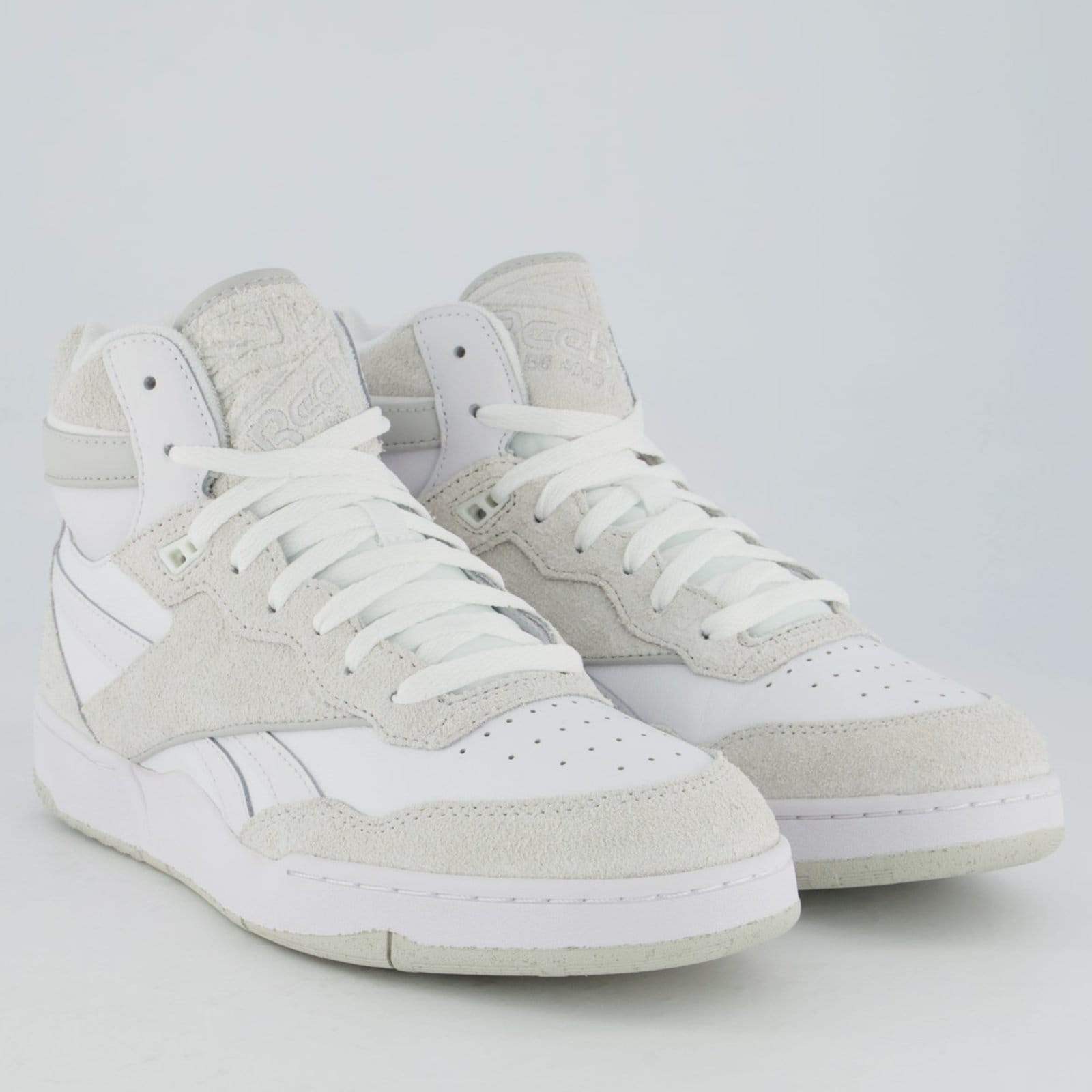 Vista 2 Tênis Reebok BB 4000 II Mid e Bege Reebok branco