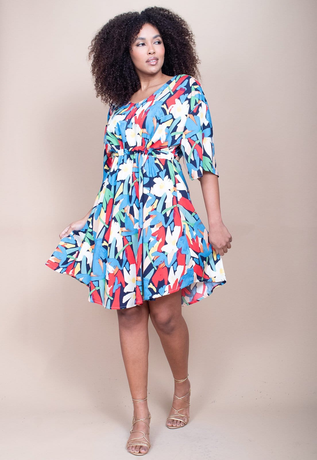 Vista principal Vestido Curto CabanaFree Caaxixá Viscose com Cordão na Cintura Estampa Floresce Cabanafree branco/estampado/vermelho