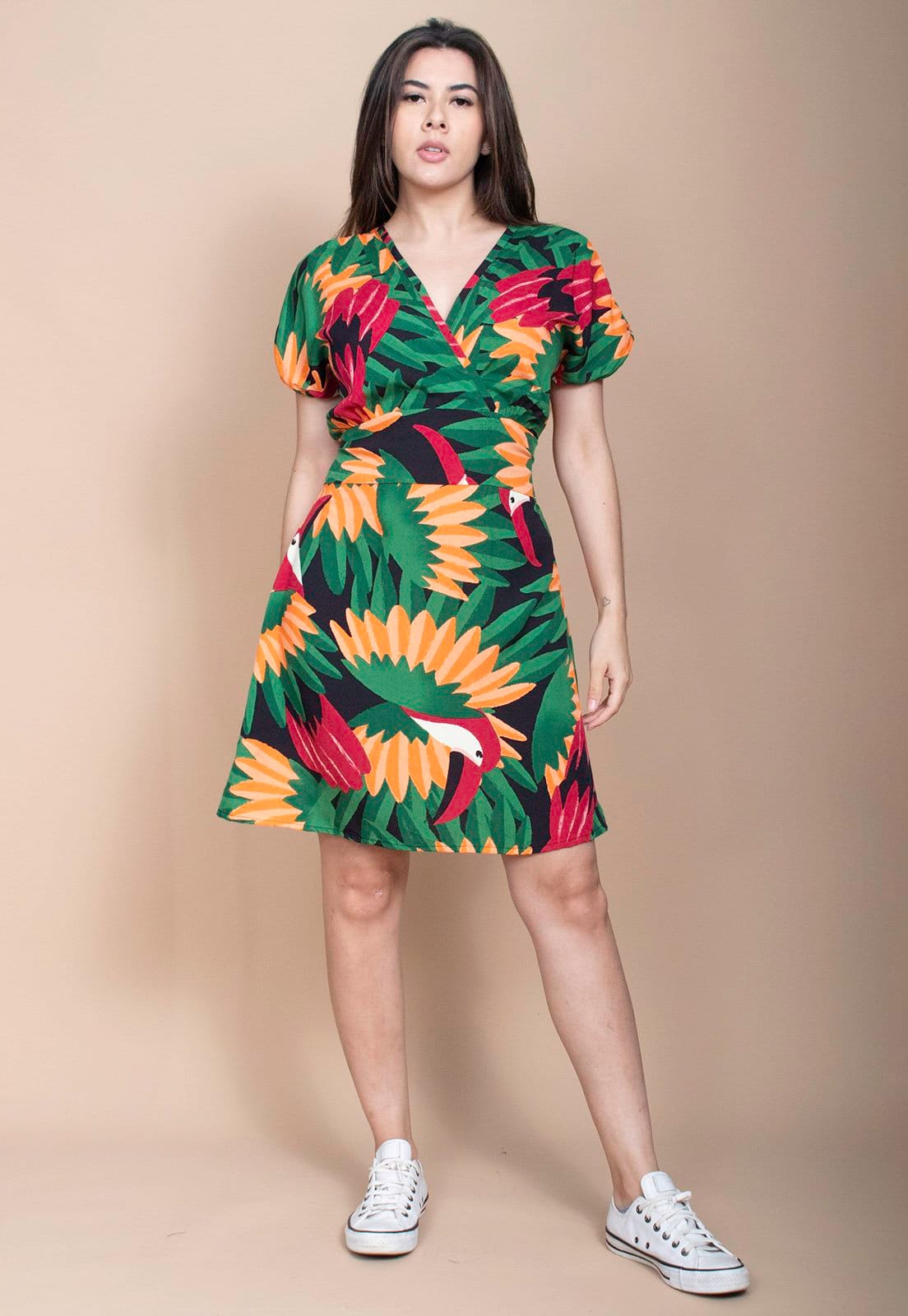 Vista 2 Vestido Cabanafree Curto Viscose Elastex nas Costas Estampa Festas dos Tucanos Cabanafree estampado/laranja/preto/vermelho