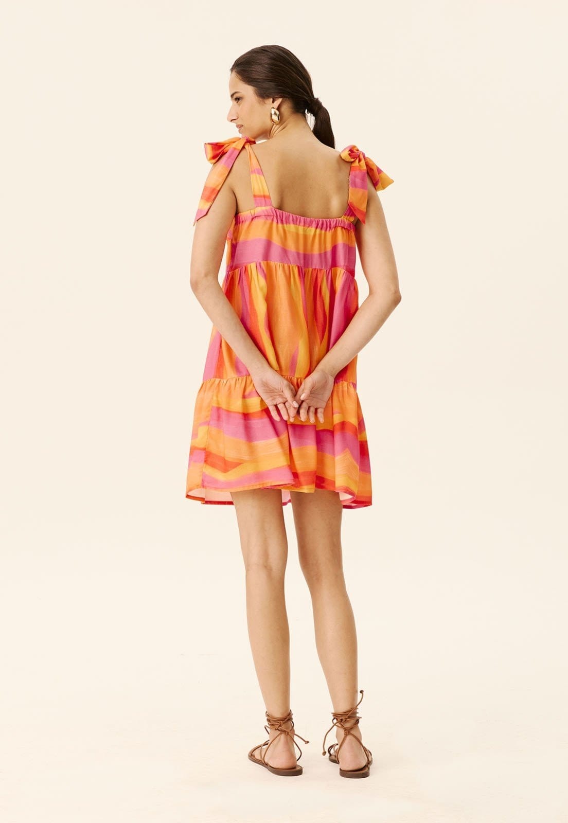 Vista 2 Vestido Curto Amarração Ombro Estampado Jujuy CaCay laranja