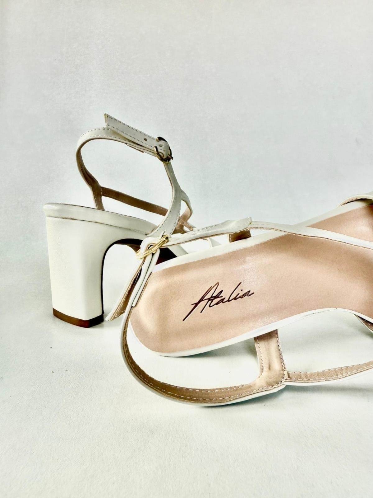 Vista 2 Sandália Feminina Salto Fino Curvado Confortável Tiras Cruzadas Branco Off Elegante - 7CM Atalia Shoes off-white