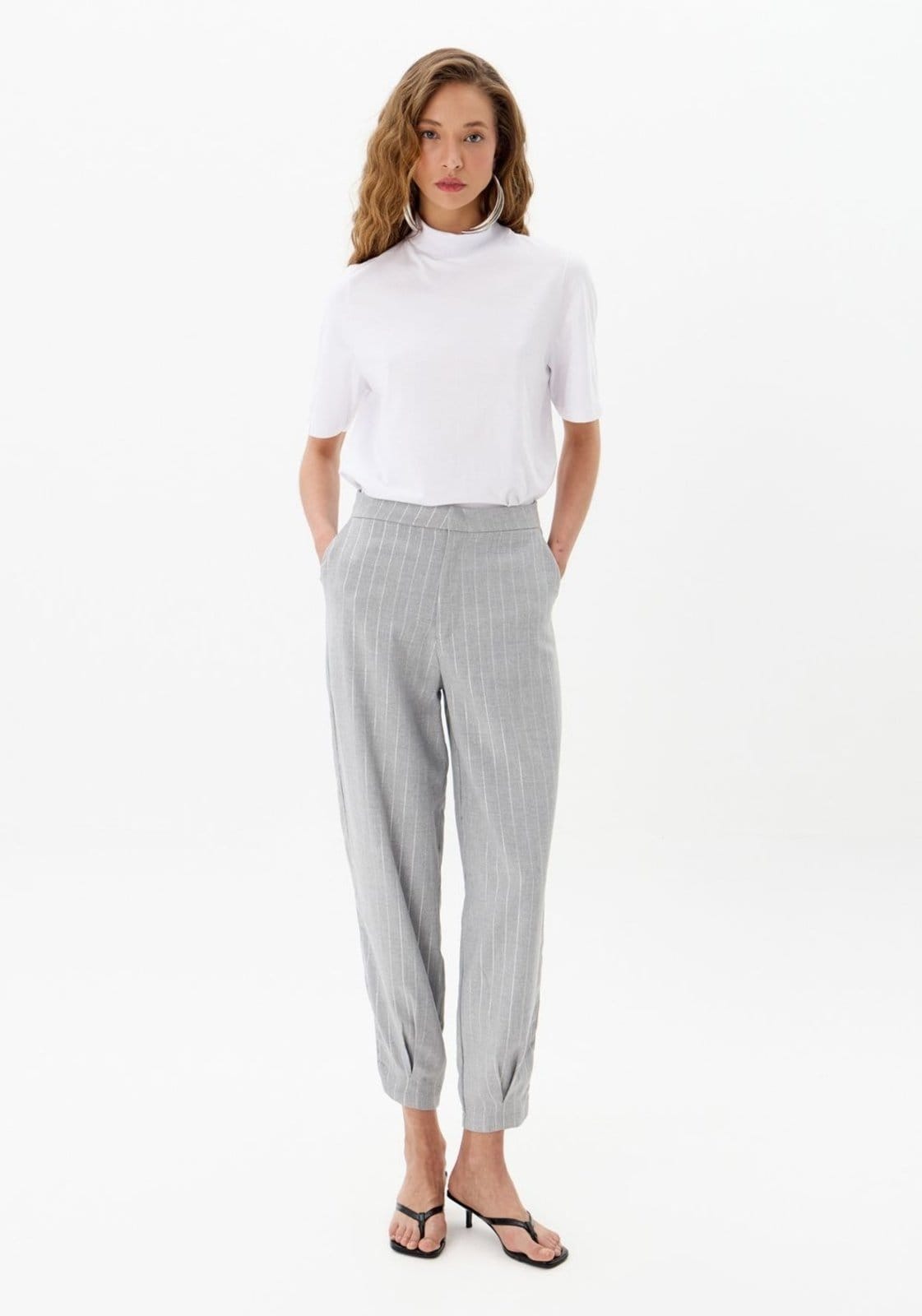 Vista 2 Calça Balloon Alfaiataria Risca de Giz My Favorite Things verde