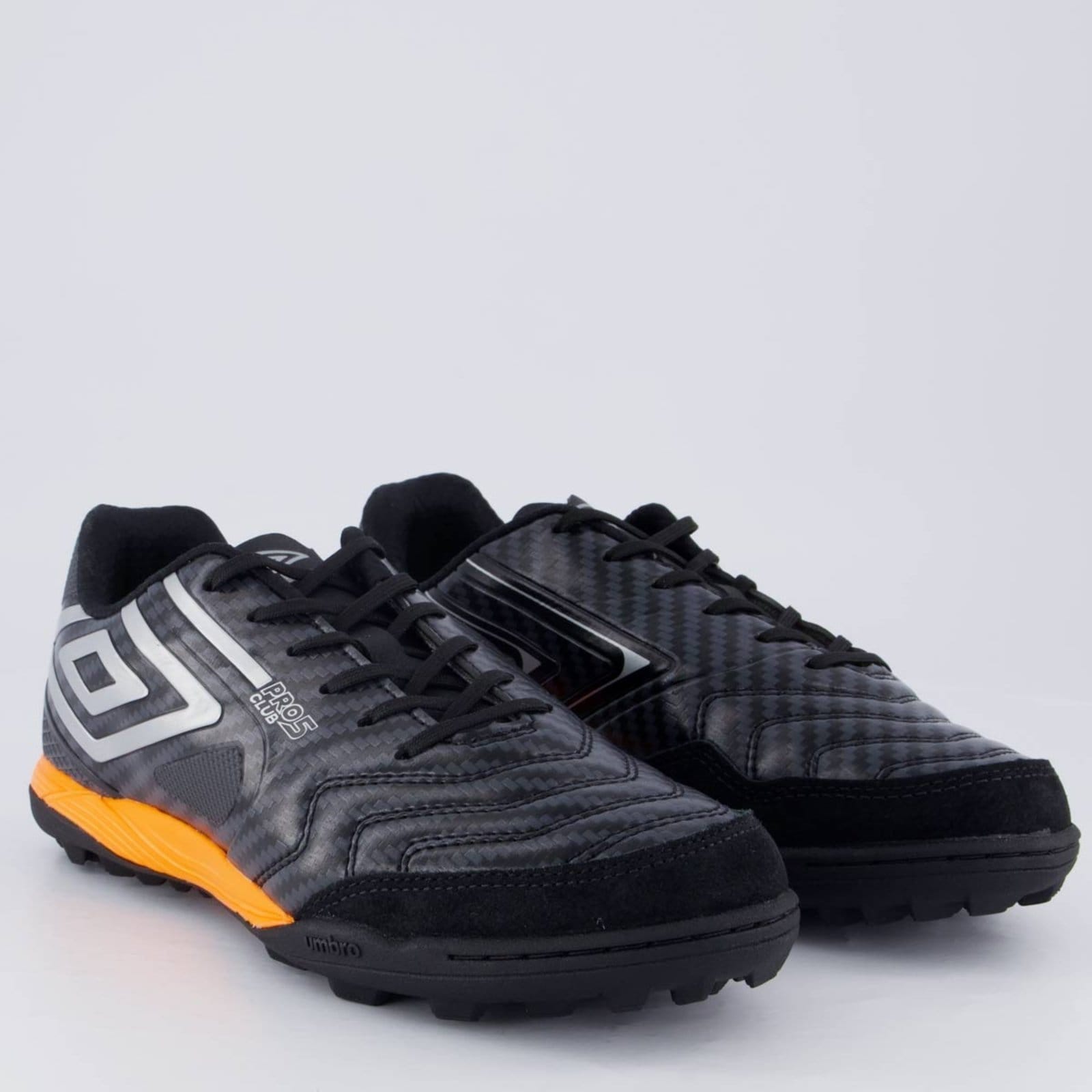 Vista 2 Chuteira Umbro Pro 5 Bump Club Society Preta e Laranja Umbro preto