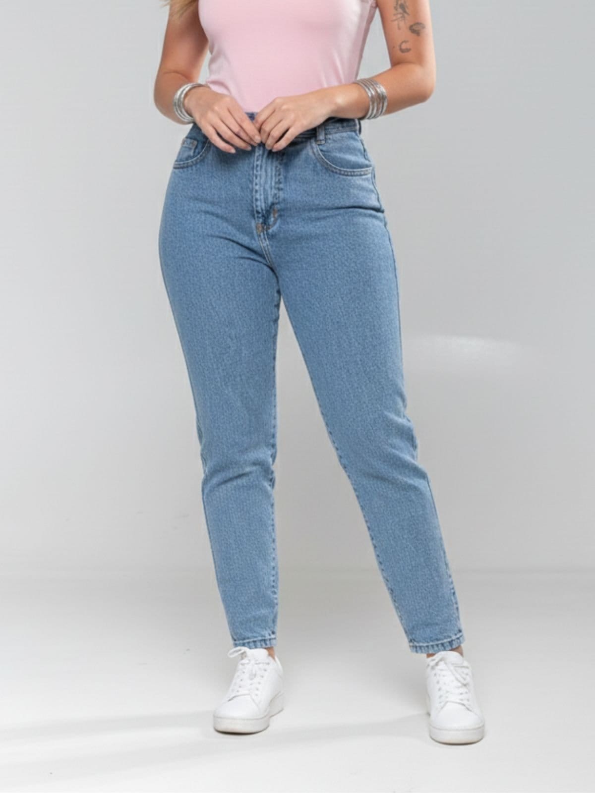 Vista 2 Calça Feminina Mom Alpha Street Wear Delicada e Sofisticada Claro Alpha Street Wear azul