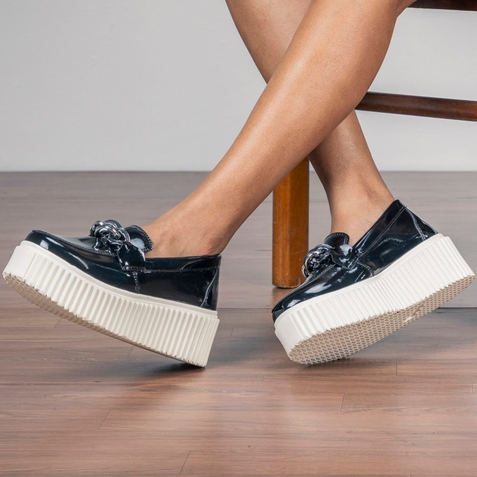 Vista 2 Mocassim Feminino GuGi Victoria Metalizado Sola Alta Antiderrapante Moda Verniz Gugi preto