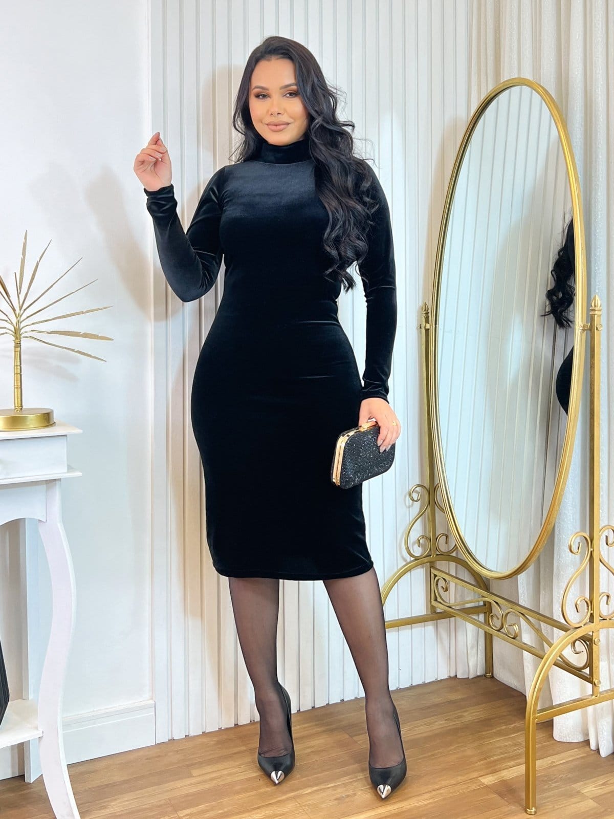 Vista 2 Vestido Midi Tubinho Manga Longa Gola Alta em Veludo Cristal Moda Modesta BARSONS FASHION preto