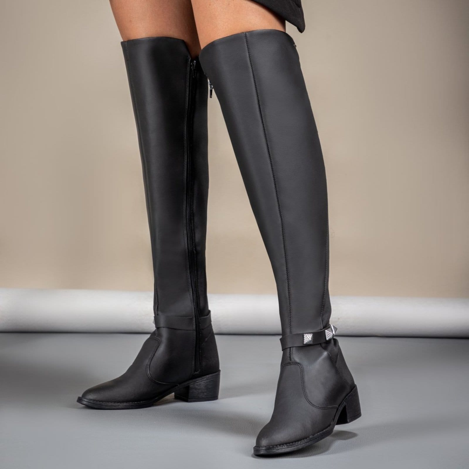 Vista principal Bota Feminina Over The Knee GuGi Cano Longo Com Elástico e Zíper Lateral Gugi preto