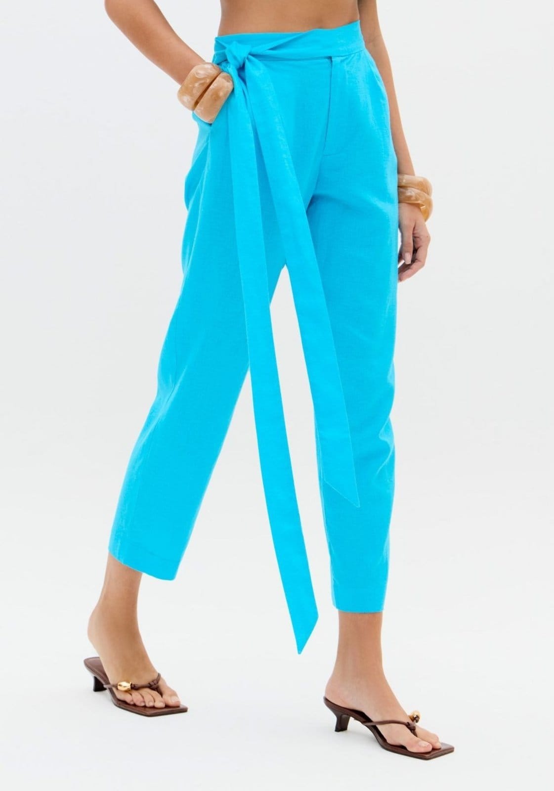 Vista 2 Calça Carrot Amarração Com Linho Lança Perfume azul