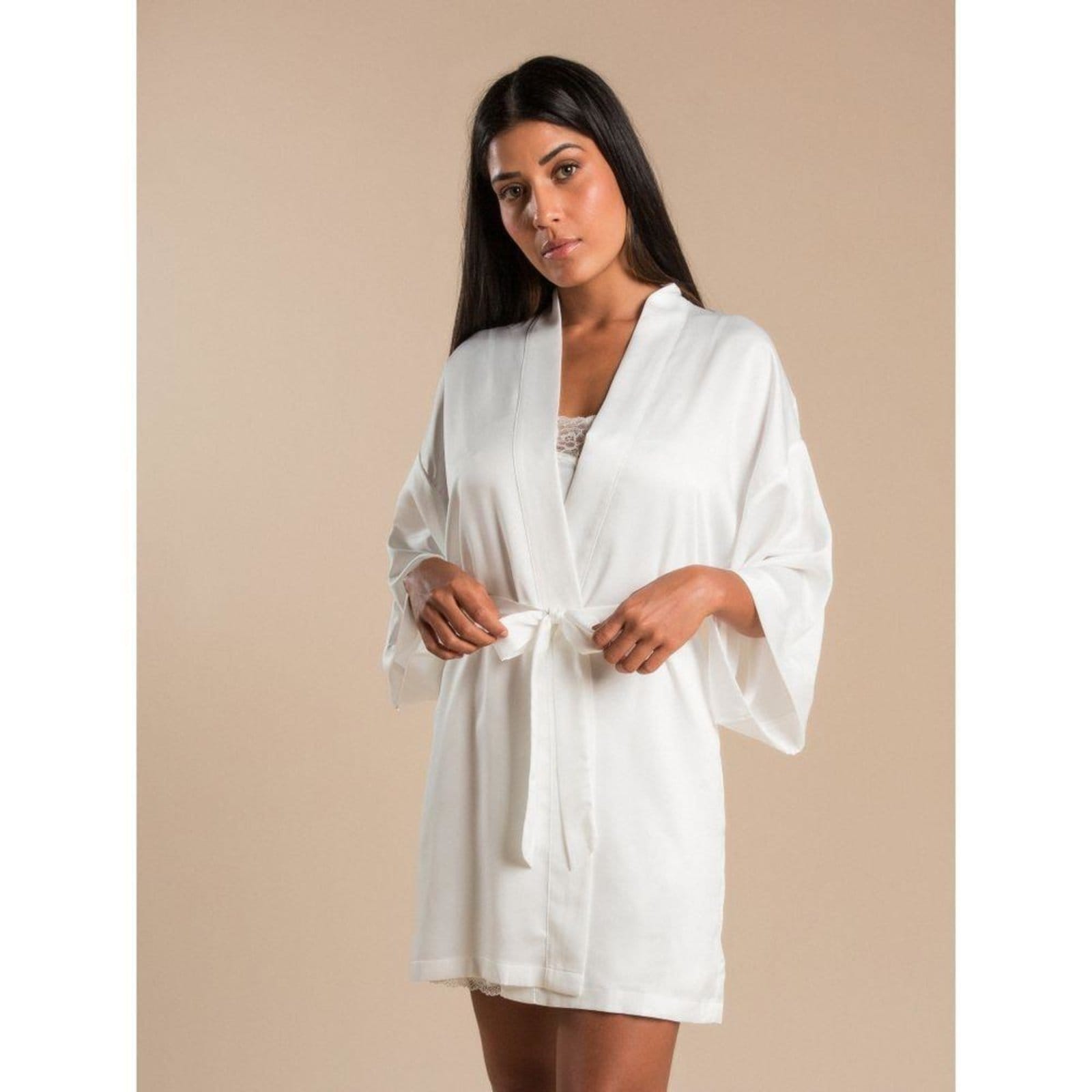 Vista principal Robe Curto Manga Longa Cetim Bella Luna Off White Branco Loungerie branco white