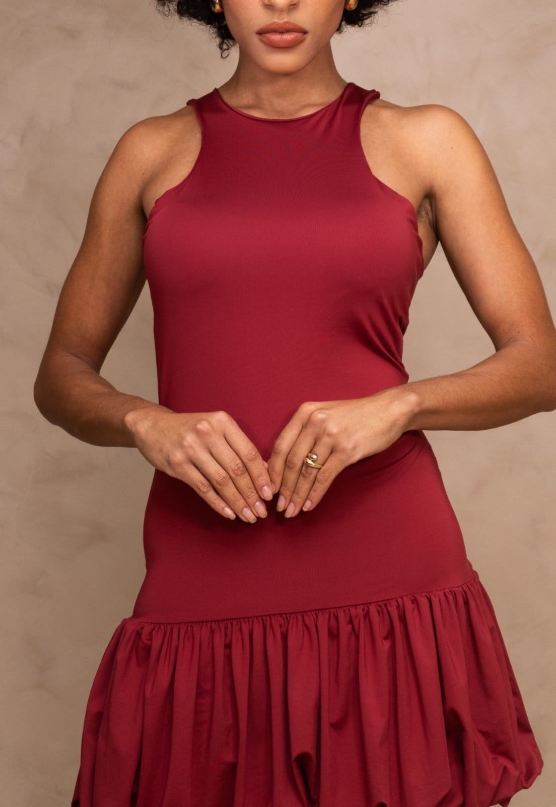 Vista 2 Vestido Curto Regata Balonê Fluity Elegante Tendência Pennaly Marsala Cia do Vestido bordô