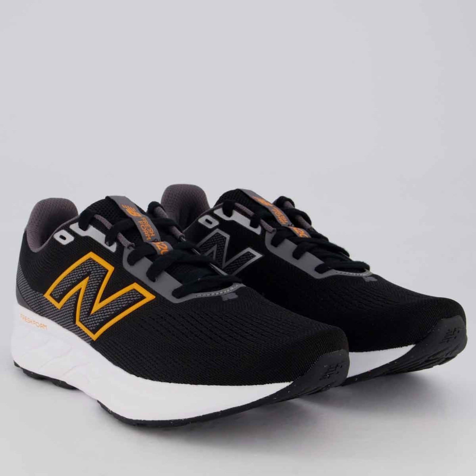 Vista 2 Tênis New Balance 520 V9 e Laranja New Balance preto