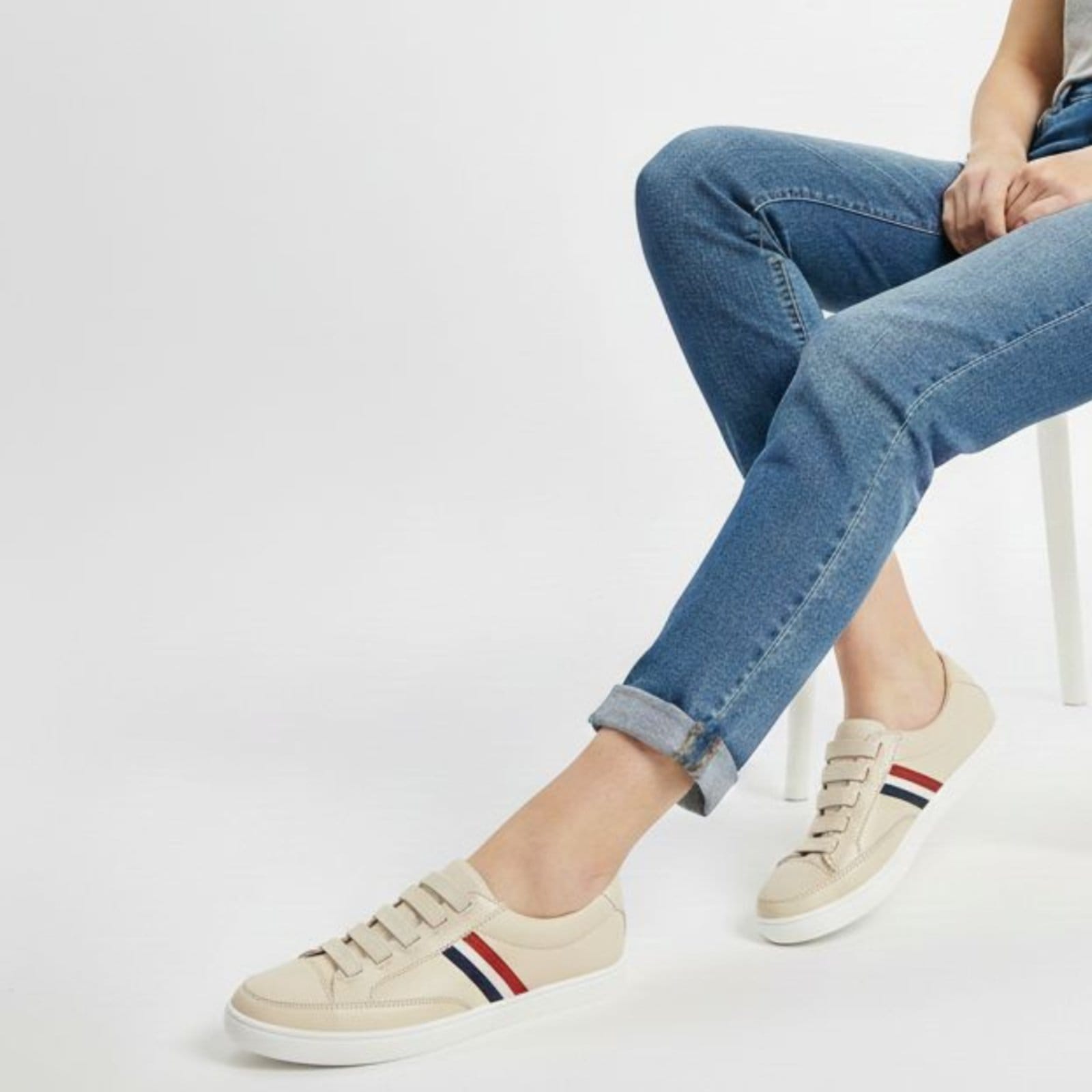 Tênis Básico Feminino Rasteiro em Couro Com Elástico Off white