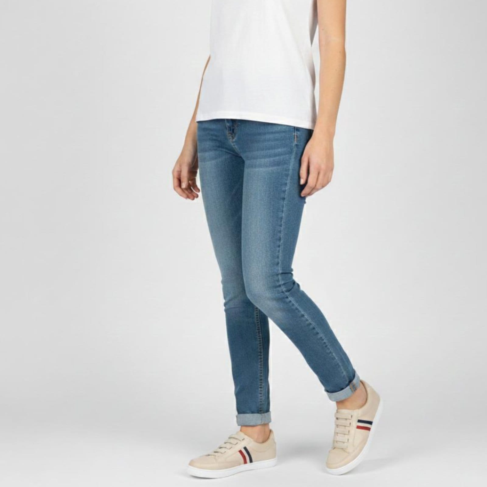 Vista 2 Tênis Básico Feminino Rasteiro em Couro Com Elástico Off white ROMEU E JULIETA SHOES bege white