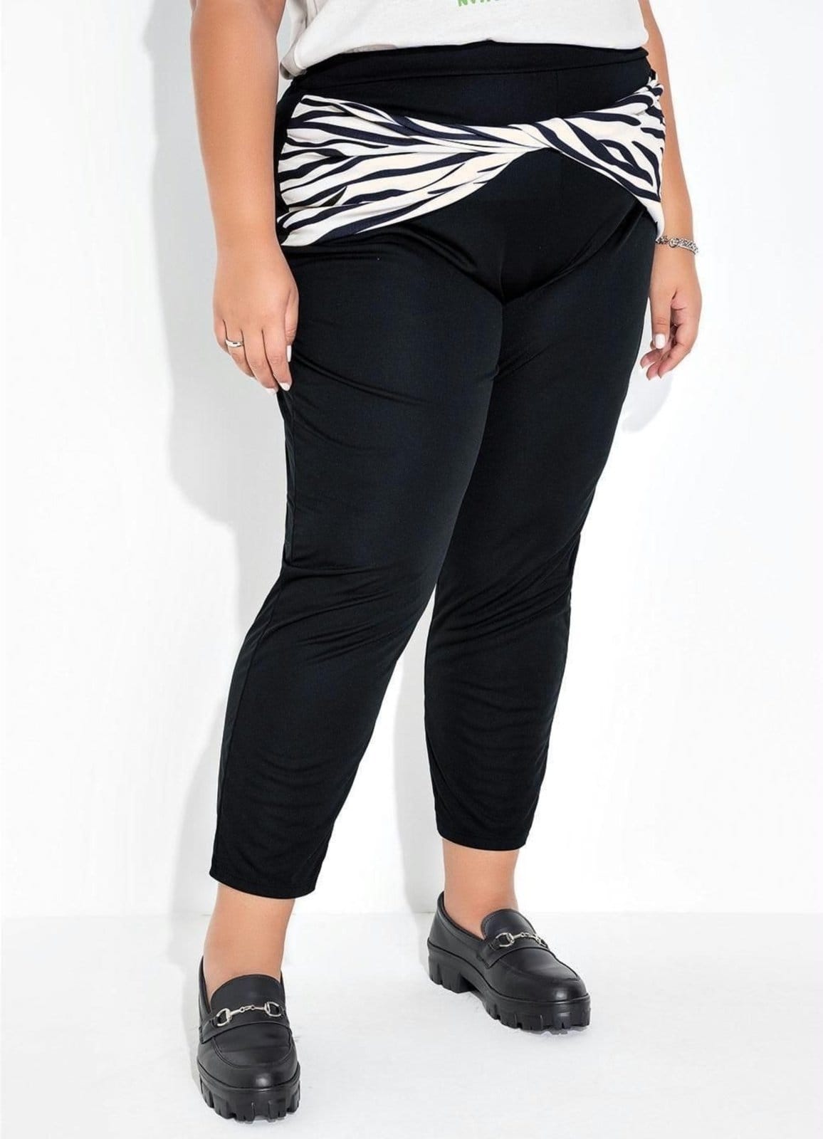 Calça Com Sobreposição Plus Size Preta E Zebra
