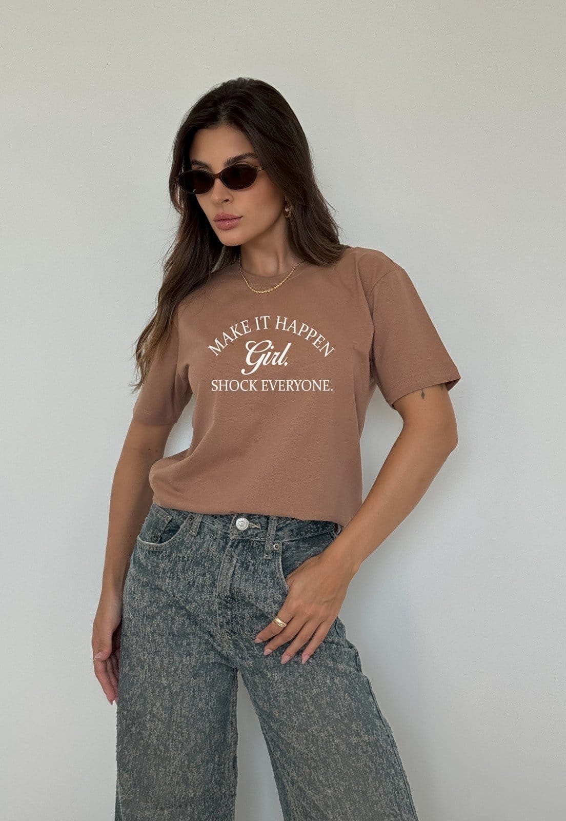 Vista 2 Camiseta Cianitas Estampa Shock Everyone Cianitas marrom