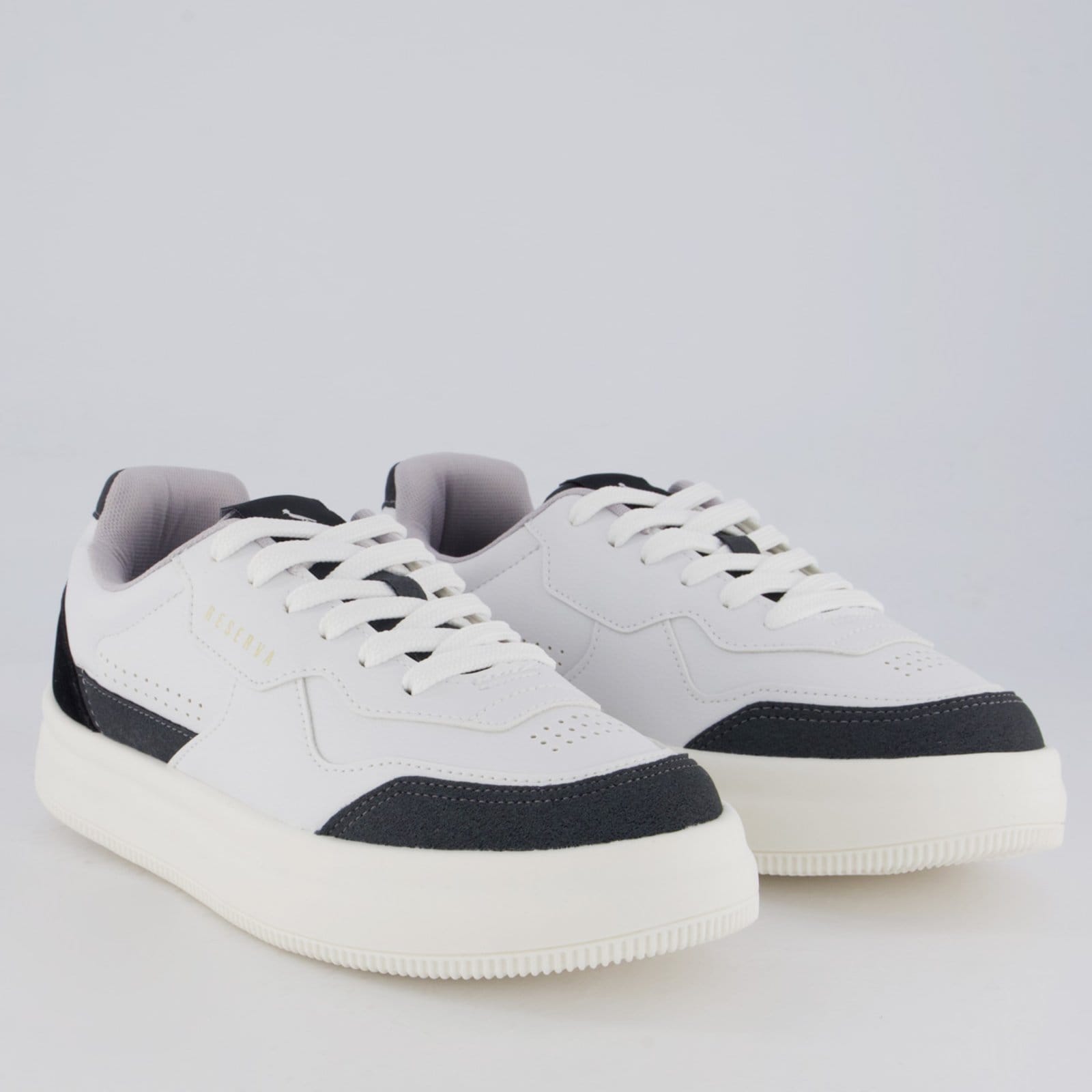 Vista 2 Tênis Reserva Troy e Cinza Reserva branco