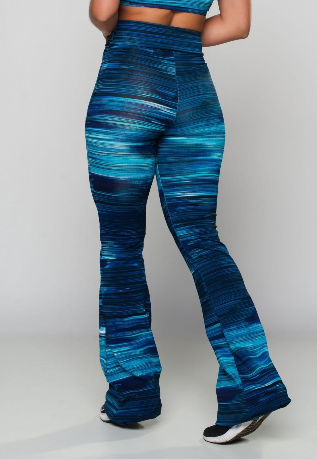 Vista 2 Calça Flare MVB Modas Feminina Pantalona Suplex Lisa Nuance Mvb Modas azul/branco/estampado/multicolorido