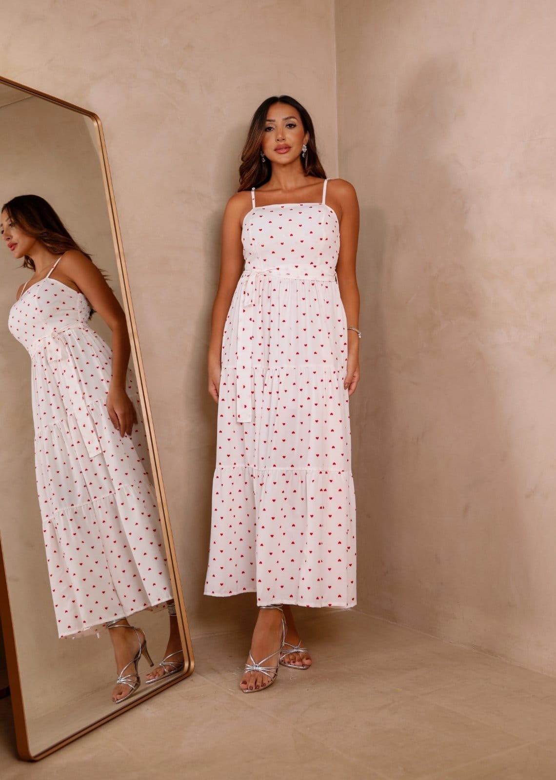 Vista 2 Vestido Alcinha Midi Corações Zamia Cia do Vestido Branco com Cia do Vestido vermelho